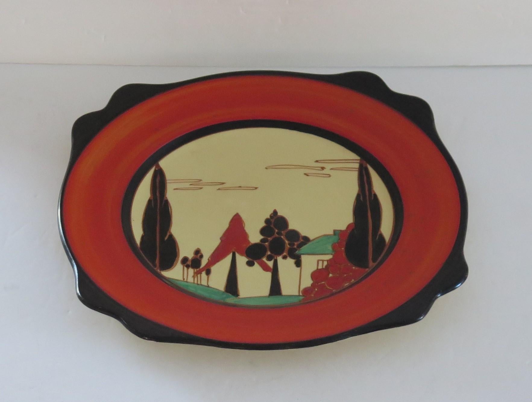 Clarice Cliff Großer Teller in Rot mit Bäumen und Fantasiemuster, um 1930 (Britisch) im Angebot