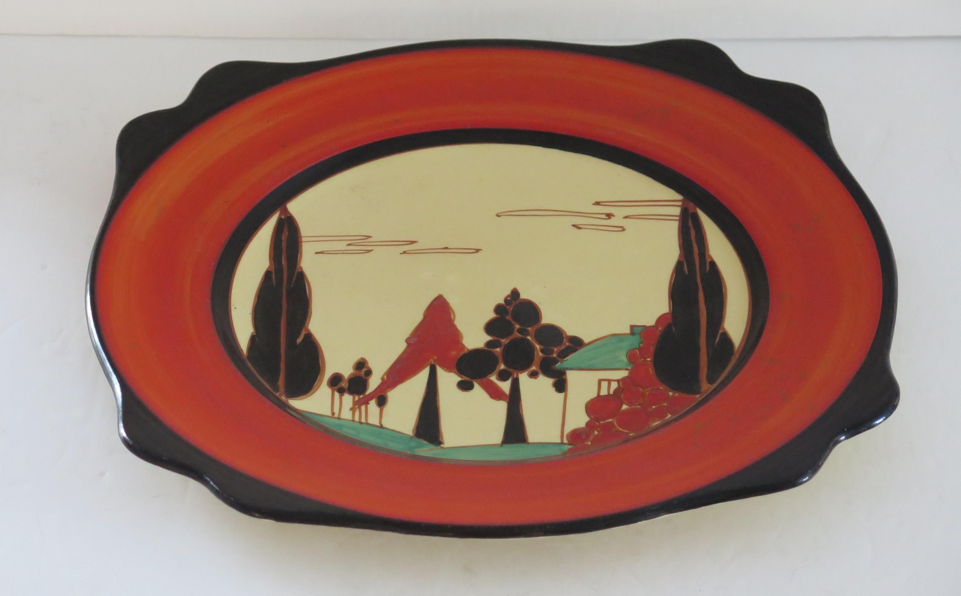 Clarice Cliff Großer Teller in Rot mit Bäumen und Fantasiemuster, um 1930 (Handbemalt) im Angebot