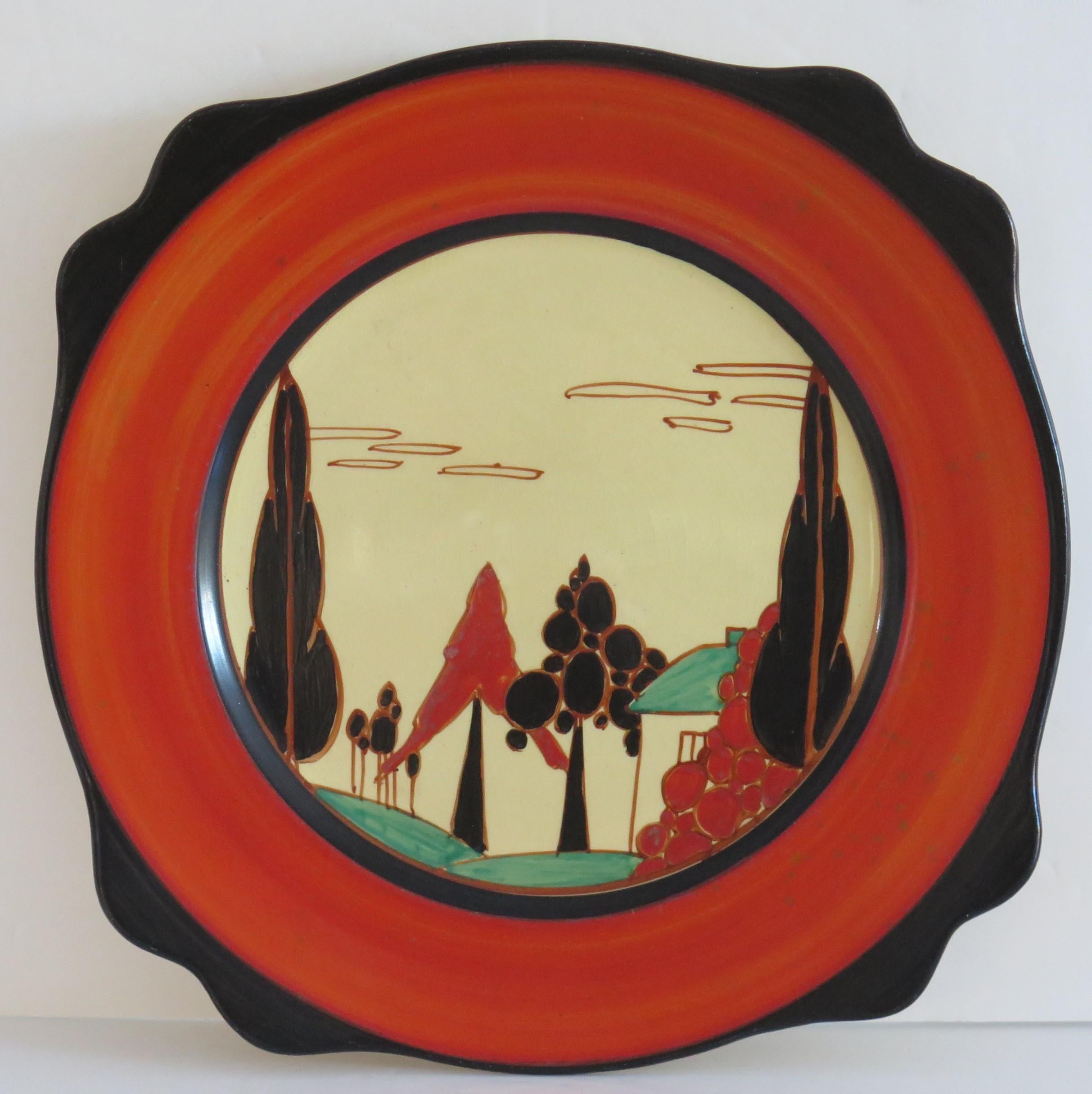 Clarice Cliff Großer Teller in Rot mit Bäumen und Fantasiemuster, um 1930 (20. Jahrhundert) im Angebot