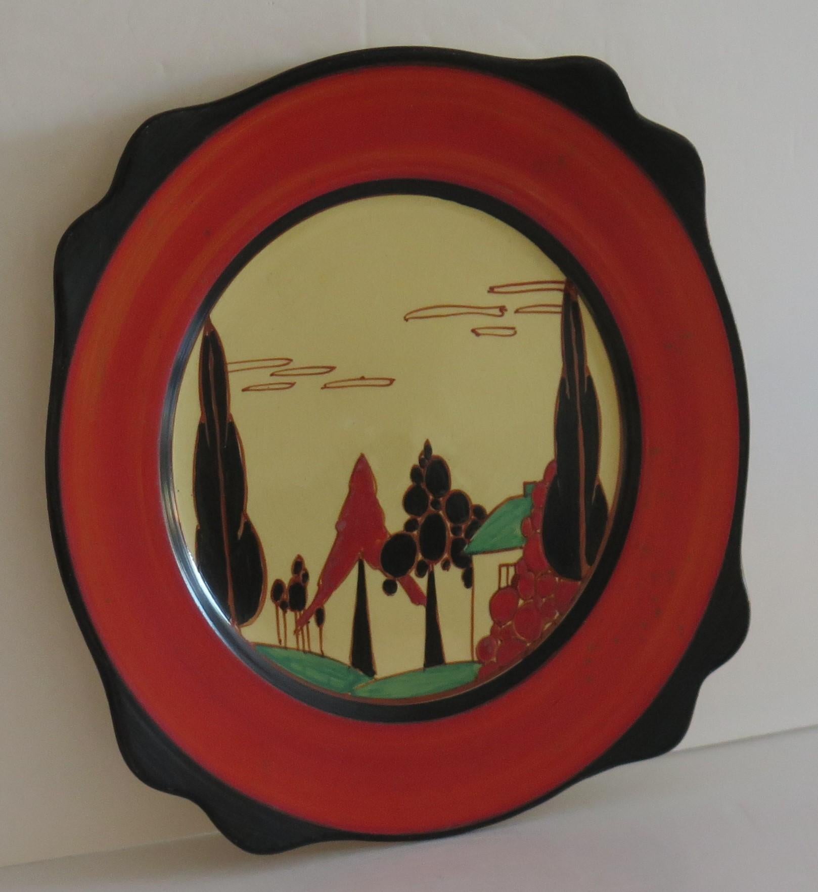 Poteries Grande assiette Clarice Cliff en arbres rouges et motif fantaisie de maison, vers 1930 en vente