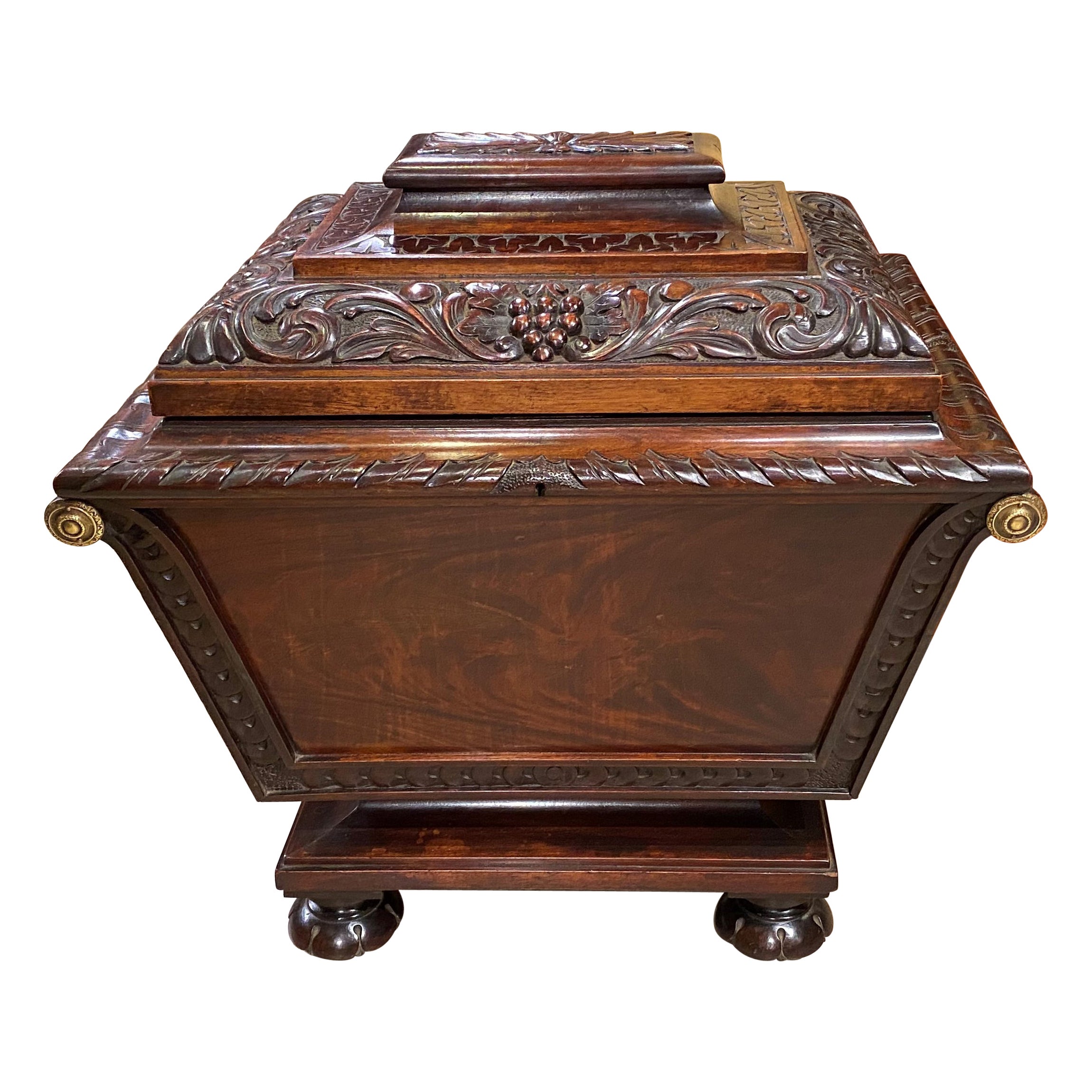 Rare Cellarette classique de style Empire finement sculptée en acajou, vers 1830