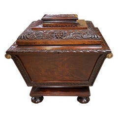 Rare Cellarette classique de style Empire finement sculptée en acajou, vers 1830