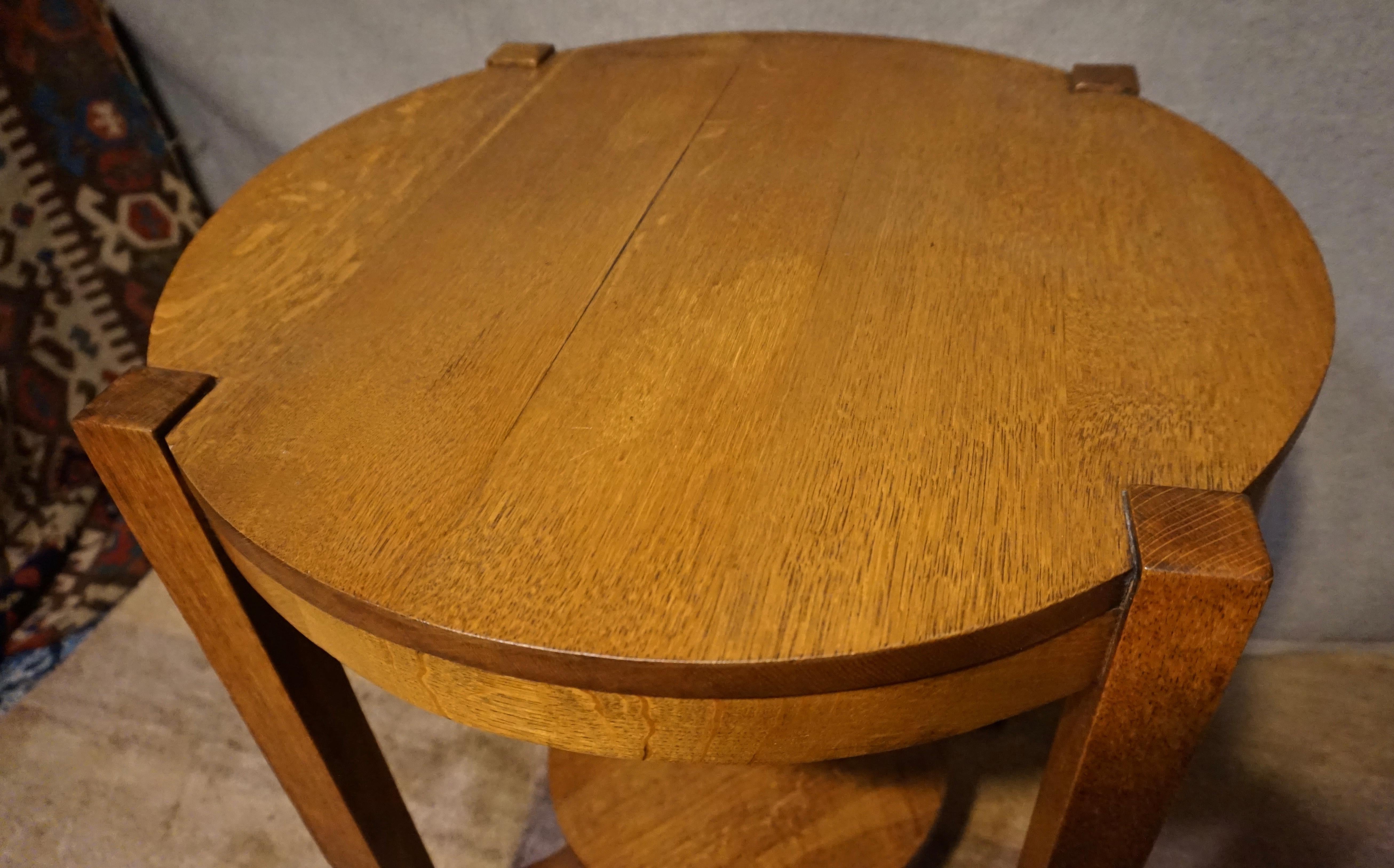 Rare Clean Lined Arts & Crafts Quarter Sawn Oak Round Table with Tier In Good Condition In Vancouver, British Columbia