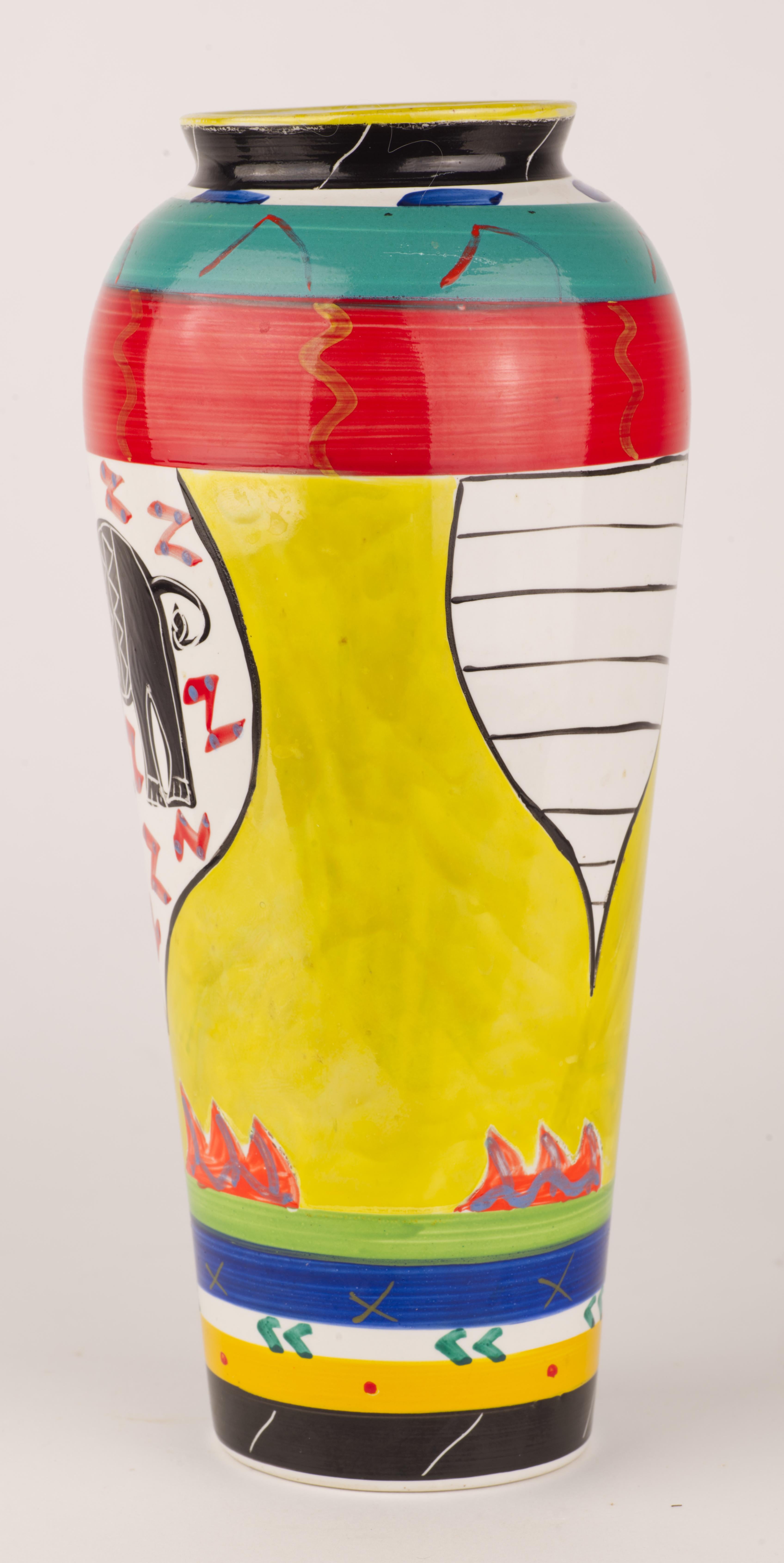  Il raro vaso postmoderno è decorato con colorati disegni geometrici astratti; la figura dell'elefante in bianco e nero è ben visibile sulla parte anteriore del vaso. 

Clementina van der Walt è una nota ceramista sudafricana con sede a Townes, che