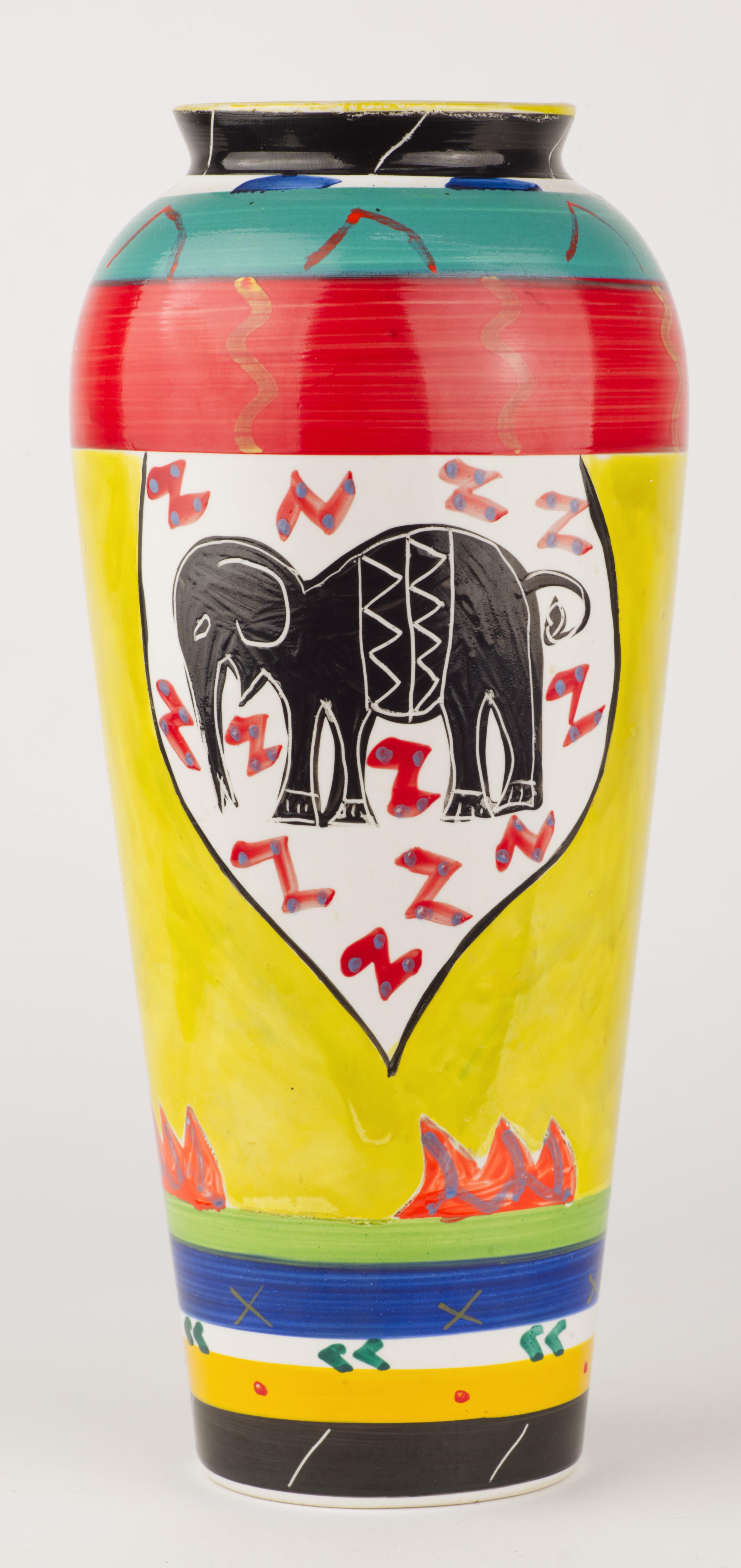 Sudafricano Raro vaso a forma di elefante di Clementina Van Der Walt, Studio Pottery del Sudafrica in vendita