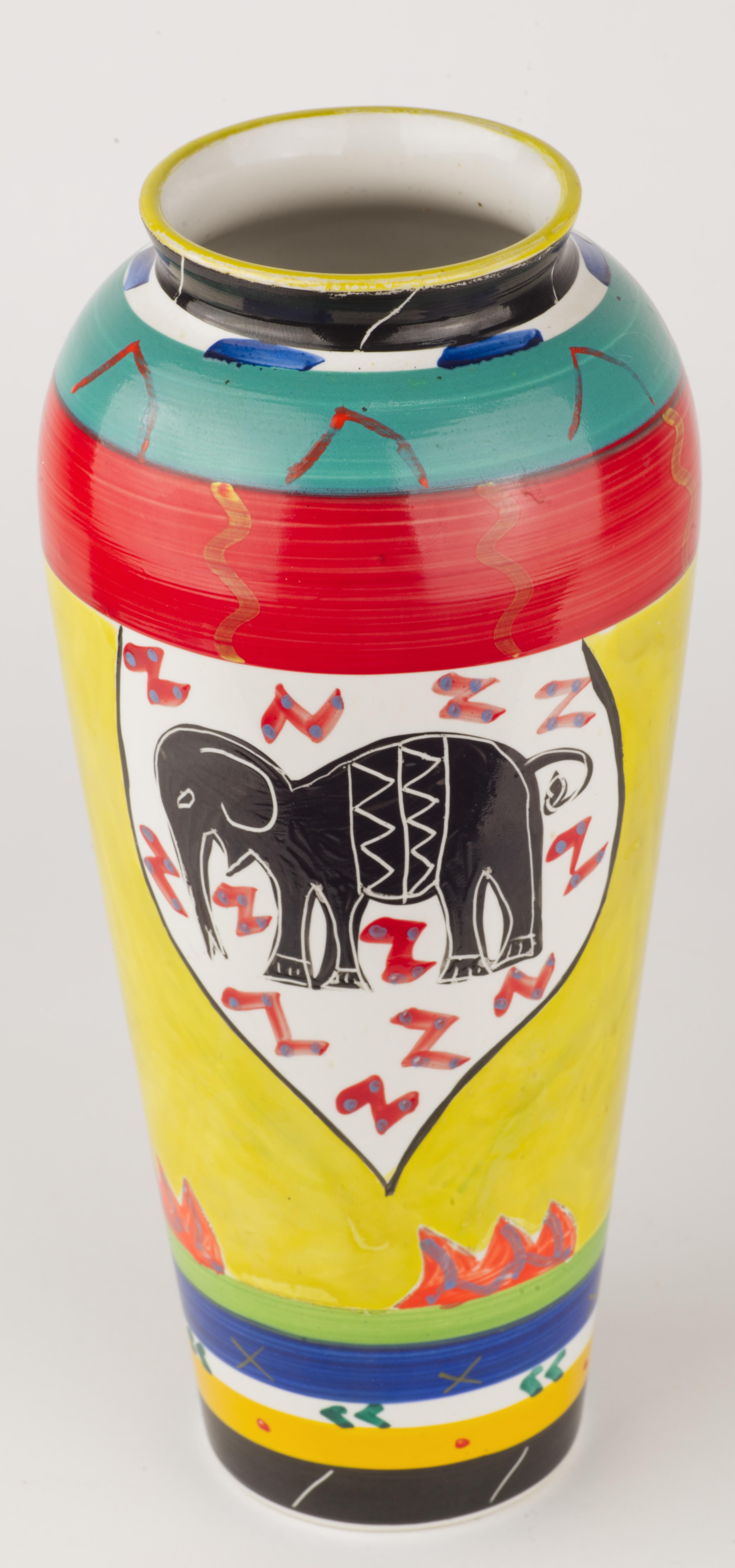 Smaltato Raro vaso a forma di elefante di Clementina Van Der Walt, Studio Pottery del Sudafrica in vendita