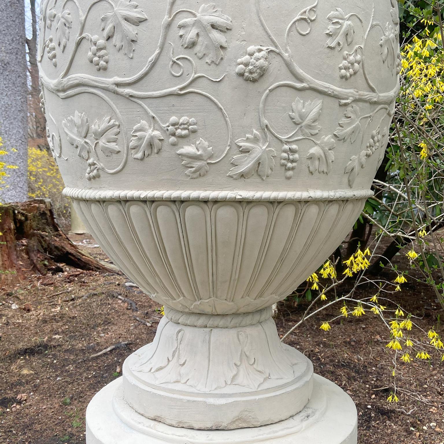 Seltene Coade Stone Urnen und Sockel im Angebot 2