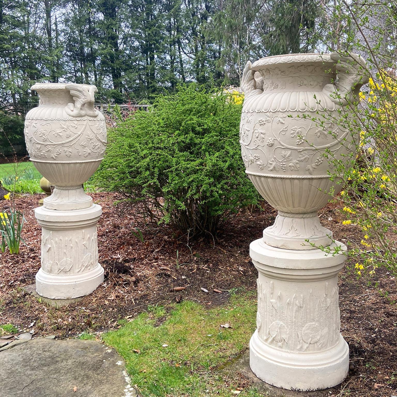 Seltene Coade Stone Urnen und Sockel (Neoklassisches Revival) im Angebot