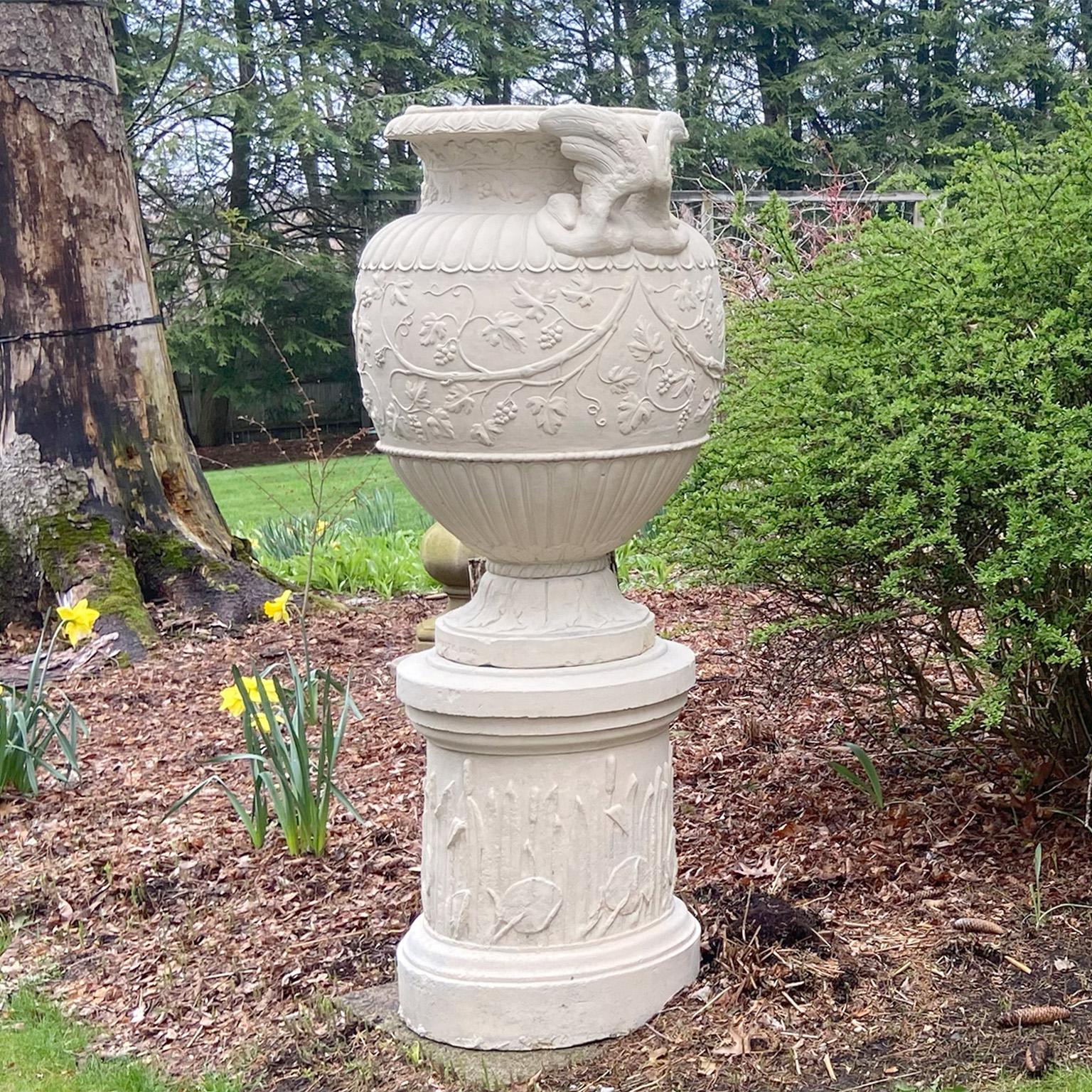 Seltene Coade Stone Urnen und Sockel (Englisch) im Angebot