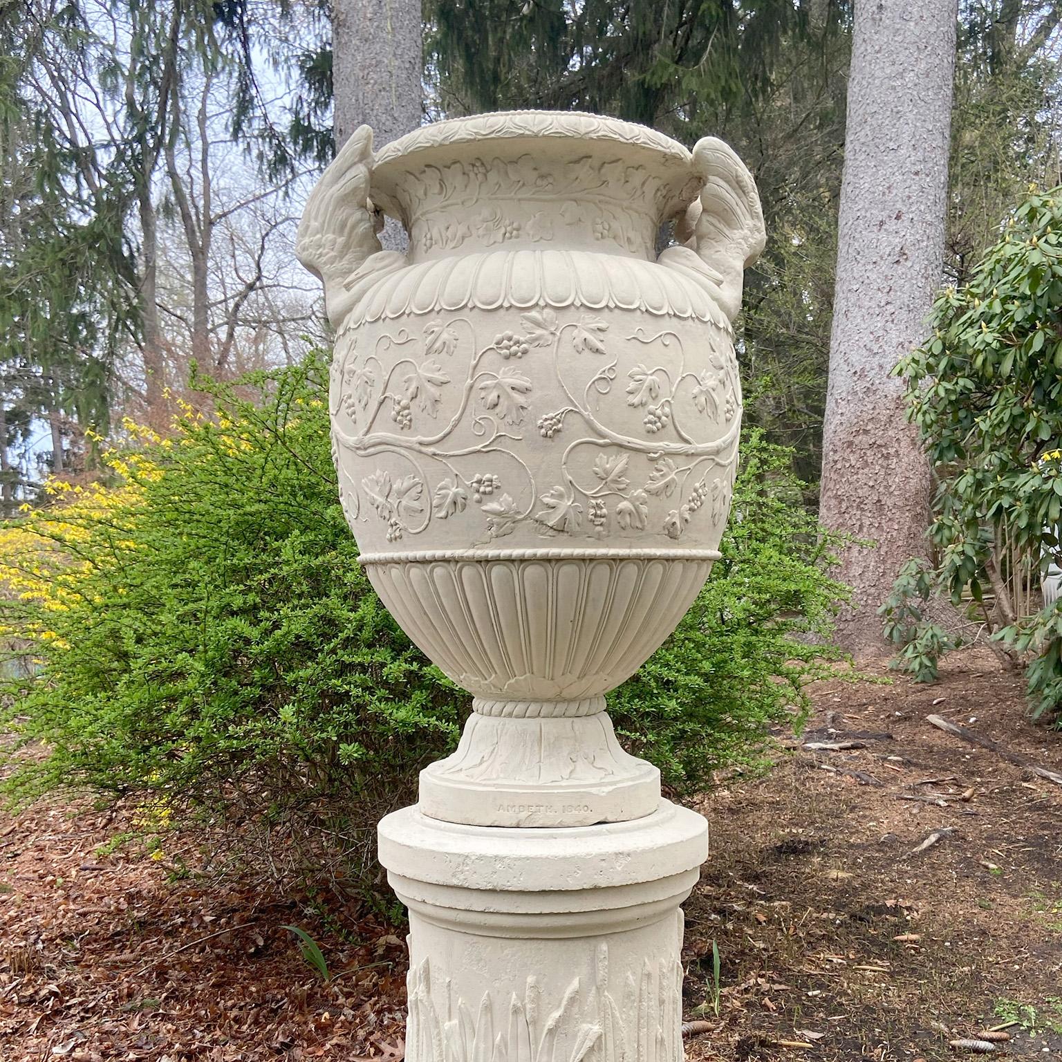 Seltene Coade Stone Urnen und Sockel (Gegossen) im Angebot