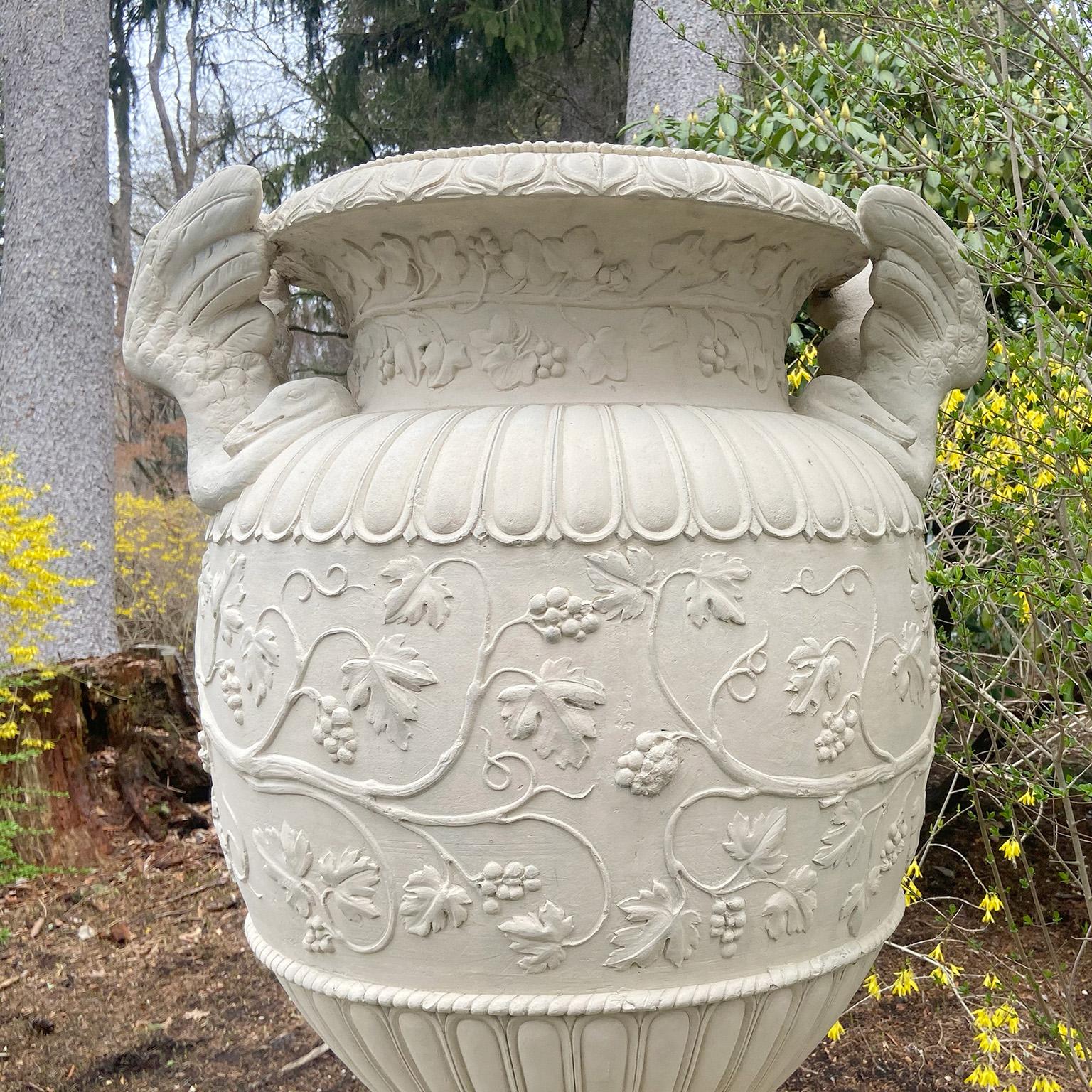 Seltene Coade Stone Urnen und Sockel im Zustand „Gut“ im Angebot in Katonah, NY