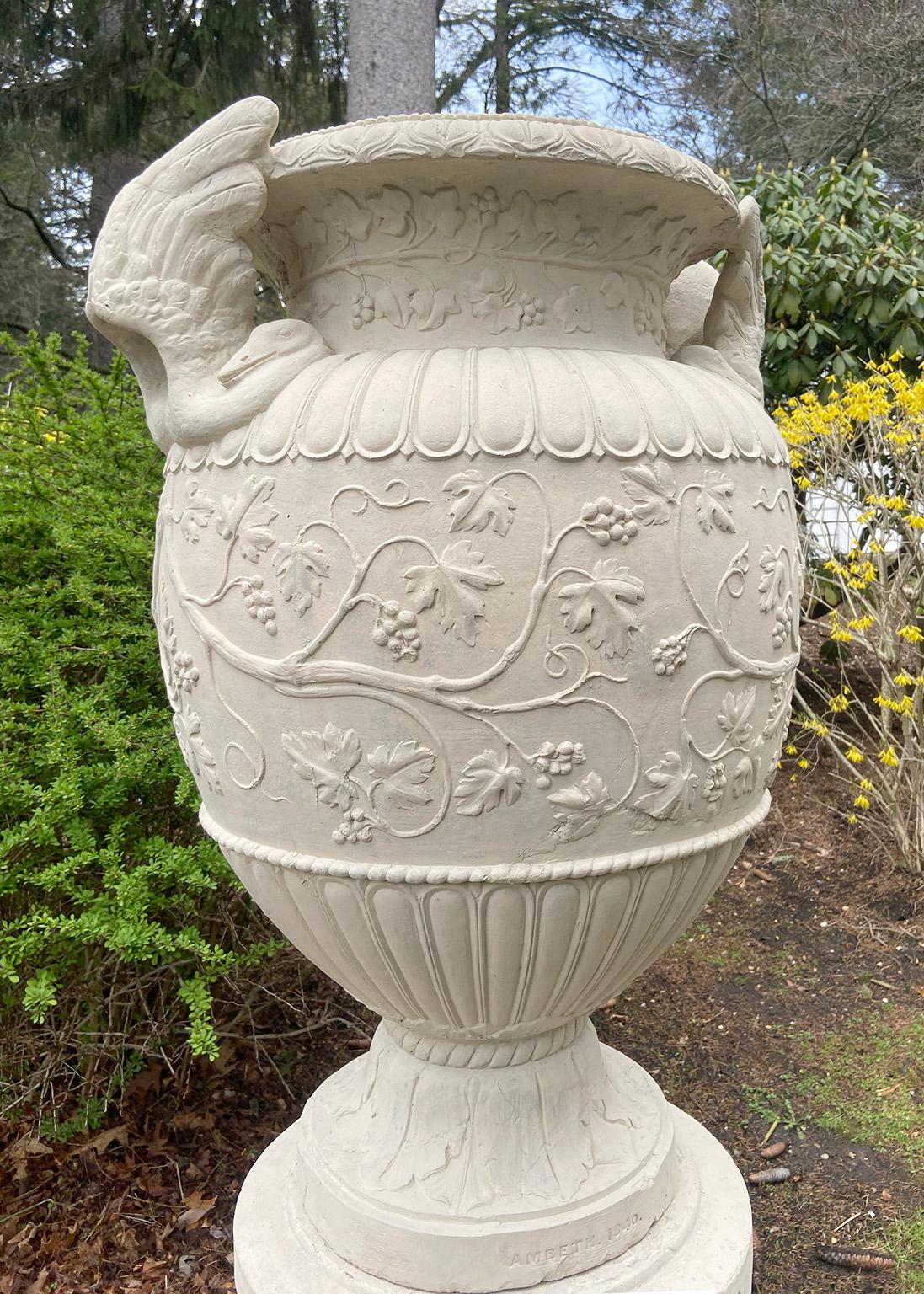 Seltene Coade Stone Urnen und Sockel (Mittleres 19. Jahrhundert) im Angebot