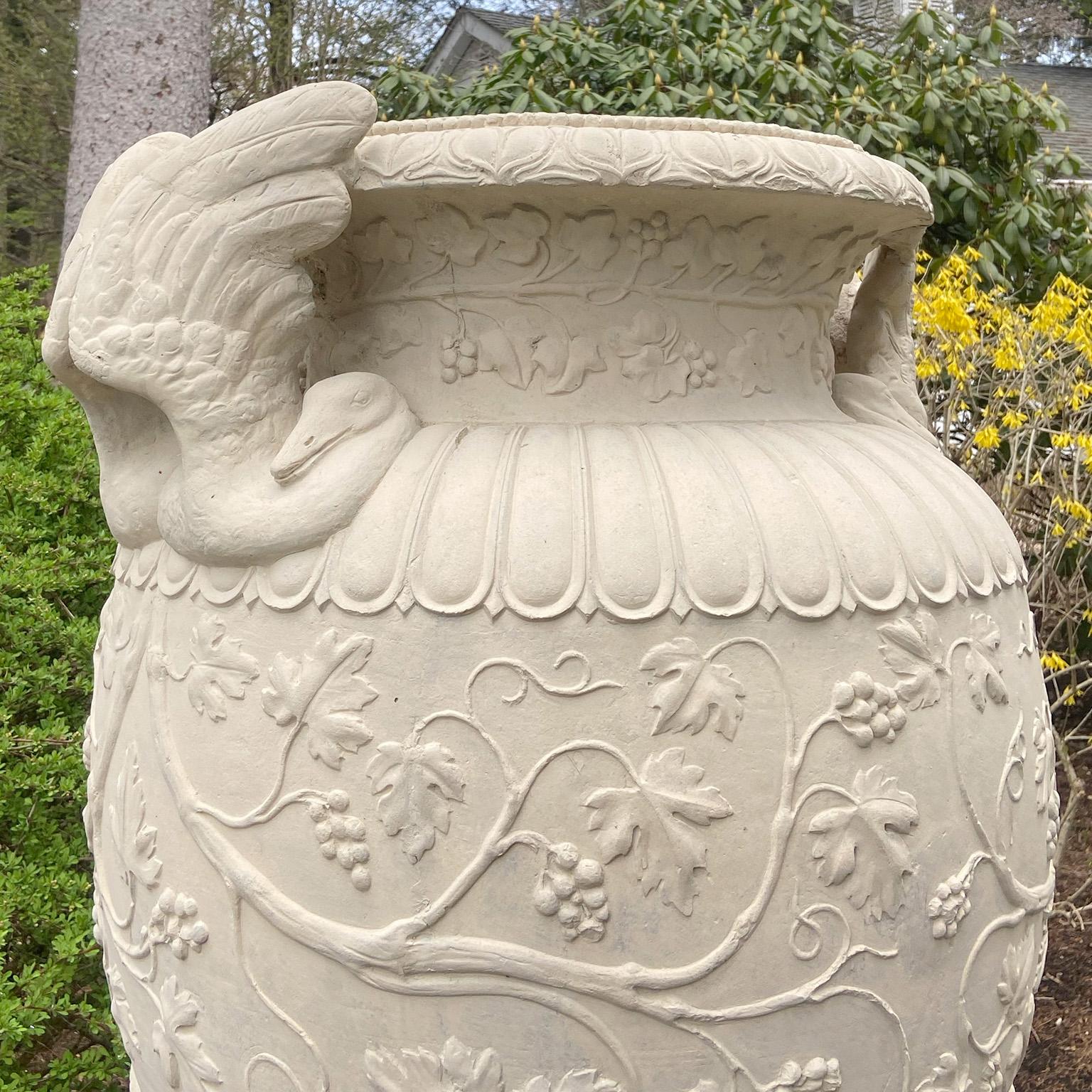 Seltene Coade Stone Urnen und Sockel (Steingut) im Angebot