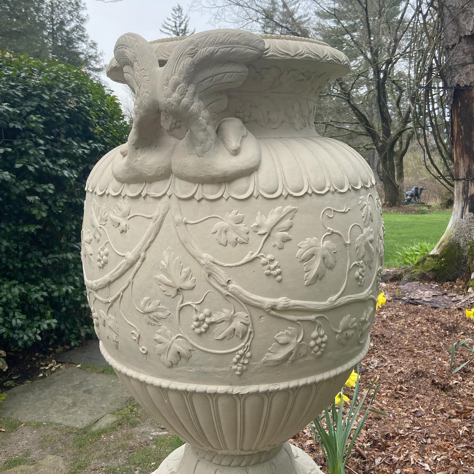 Seltene Coade Stone Urnen und Sockel im Angebot 1