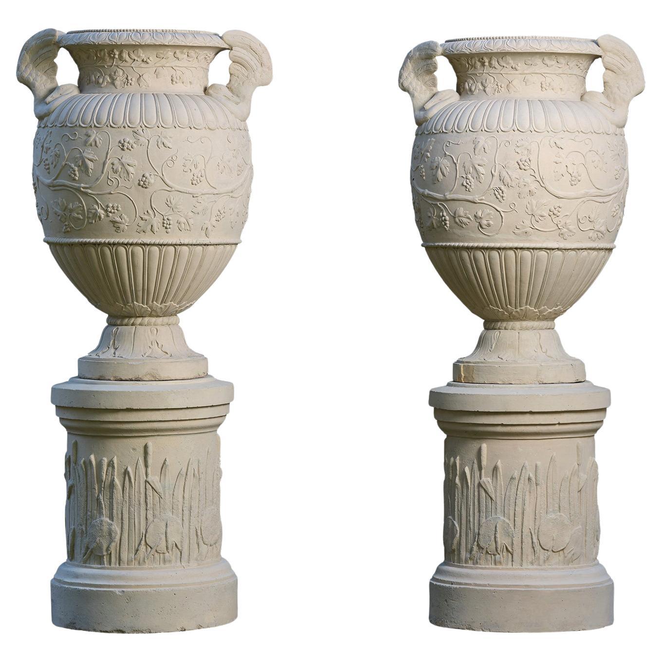 Seltene Coade Stone Urnen und Sockel im Angebot