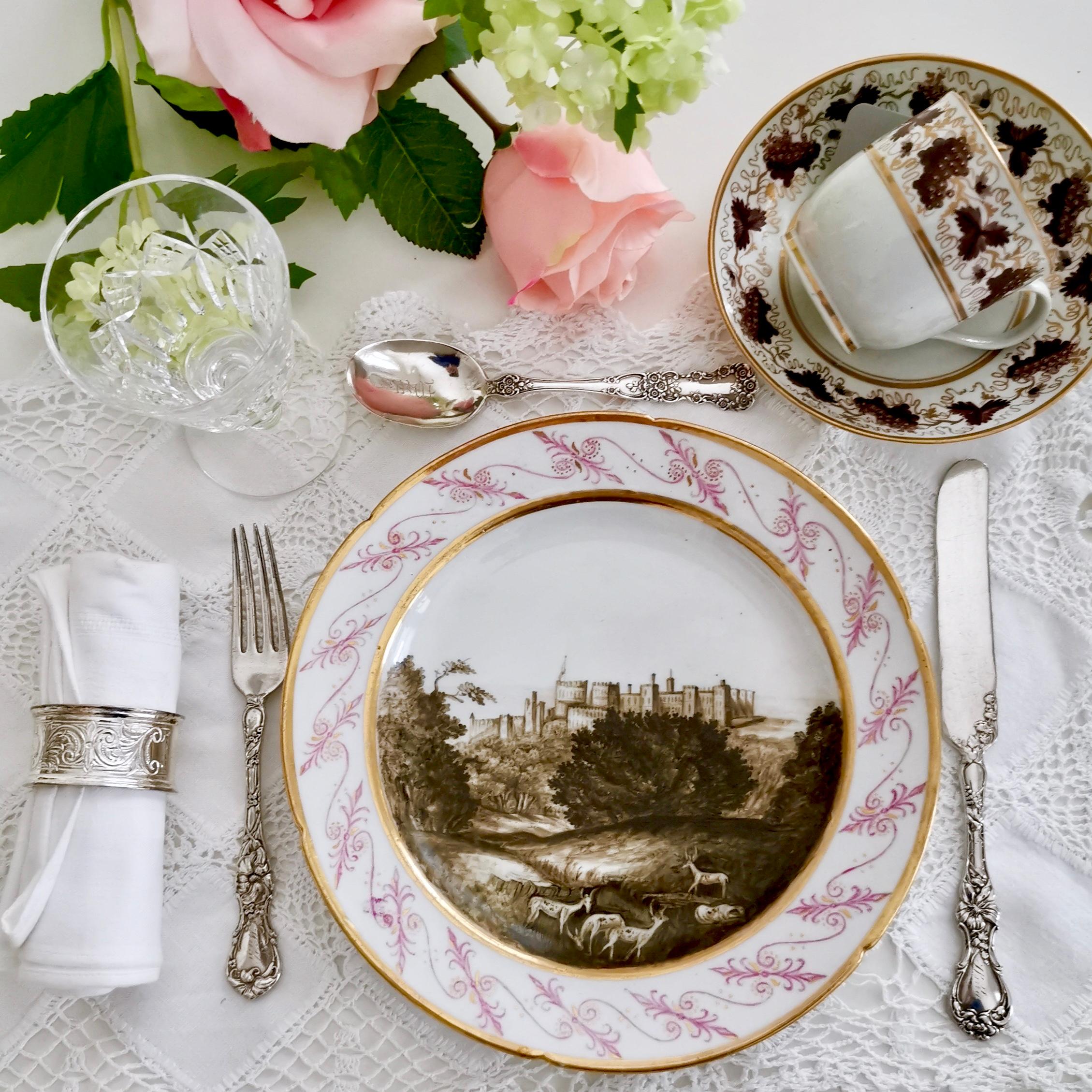 Il s'agit d'une belle et très rare assiette à dessert fabriquée par Coalport vers 1805, c'est-à-dire à la fin de l'ère géorgienne. L'assiette est décorée d'un paysage nommé du château de Windsor superbement peint en sépia par le célèbre peintre sur