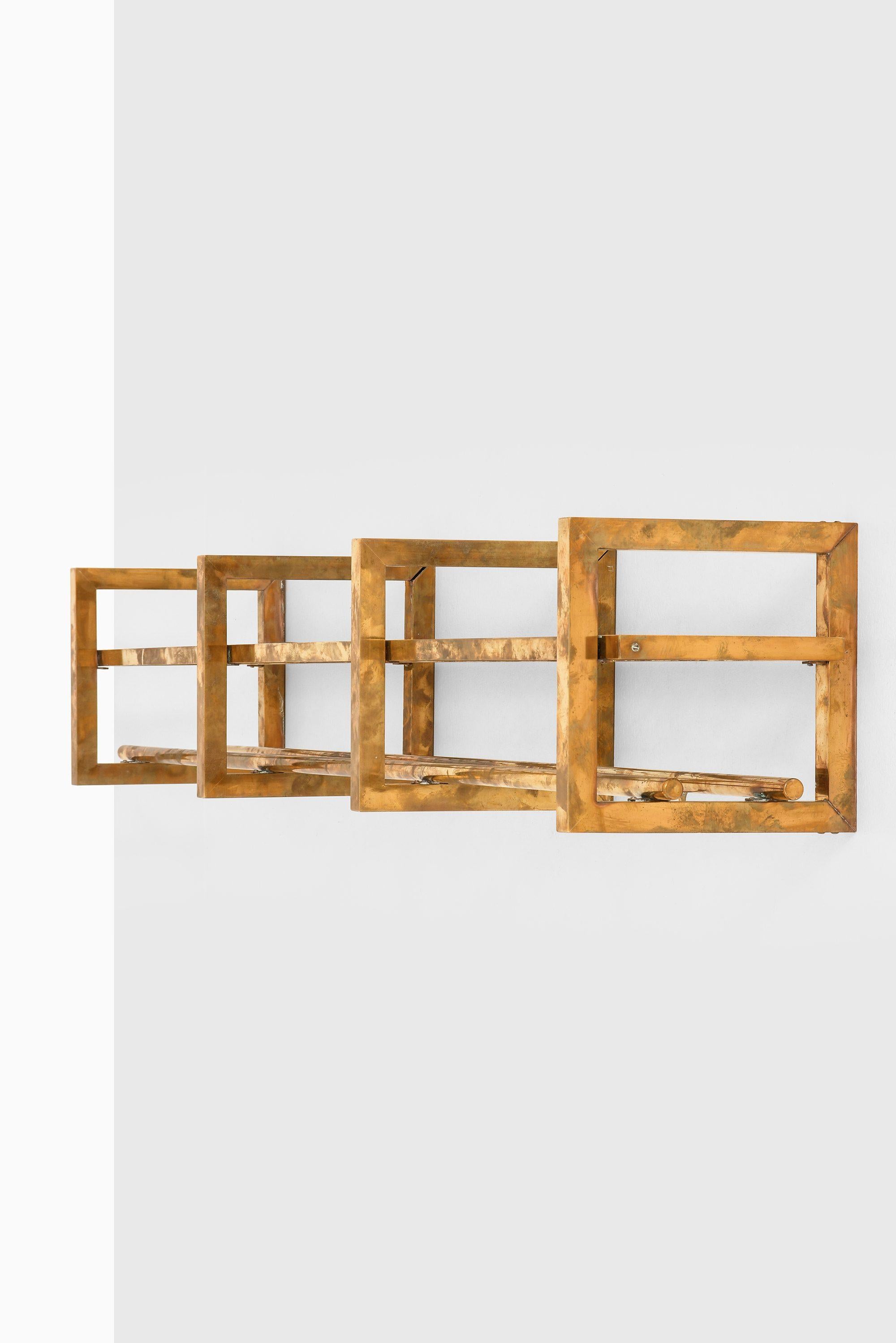 Raro appendiabiti in ottone, anni '60

Informazioni aggiuntive:
Materiale: Ottone
Stile: Metà secolo, Scandinavo
Probabilmente prodotto in Svezia
Dimensioni (L. x P. x H.): 160 x 25 x 25 cm