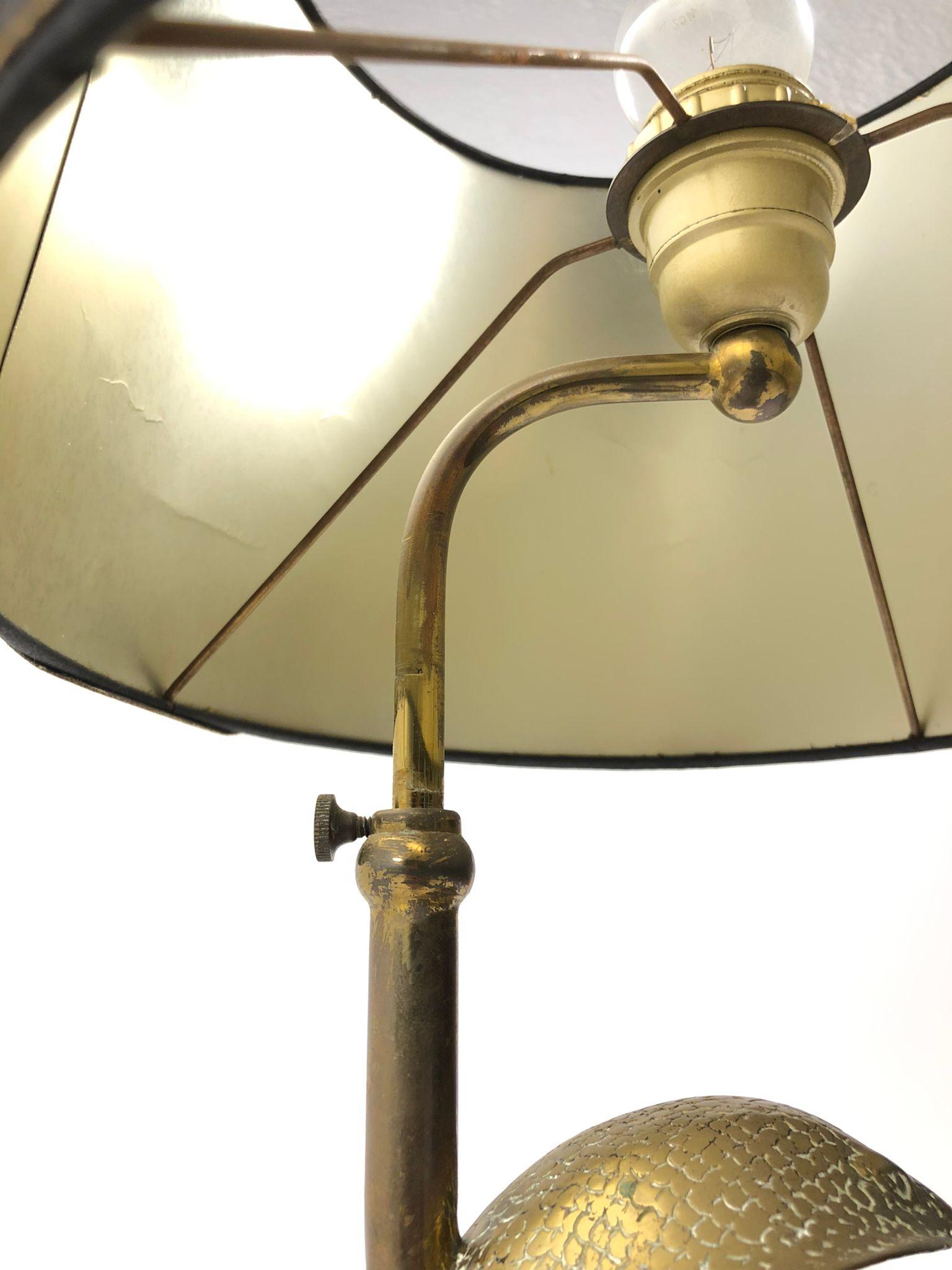 Rara lampada da tavolo in ottone dorato 