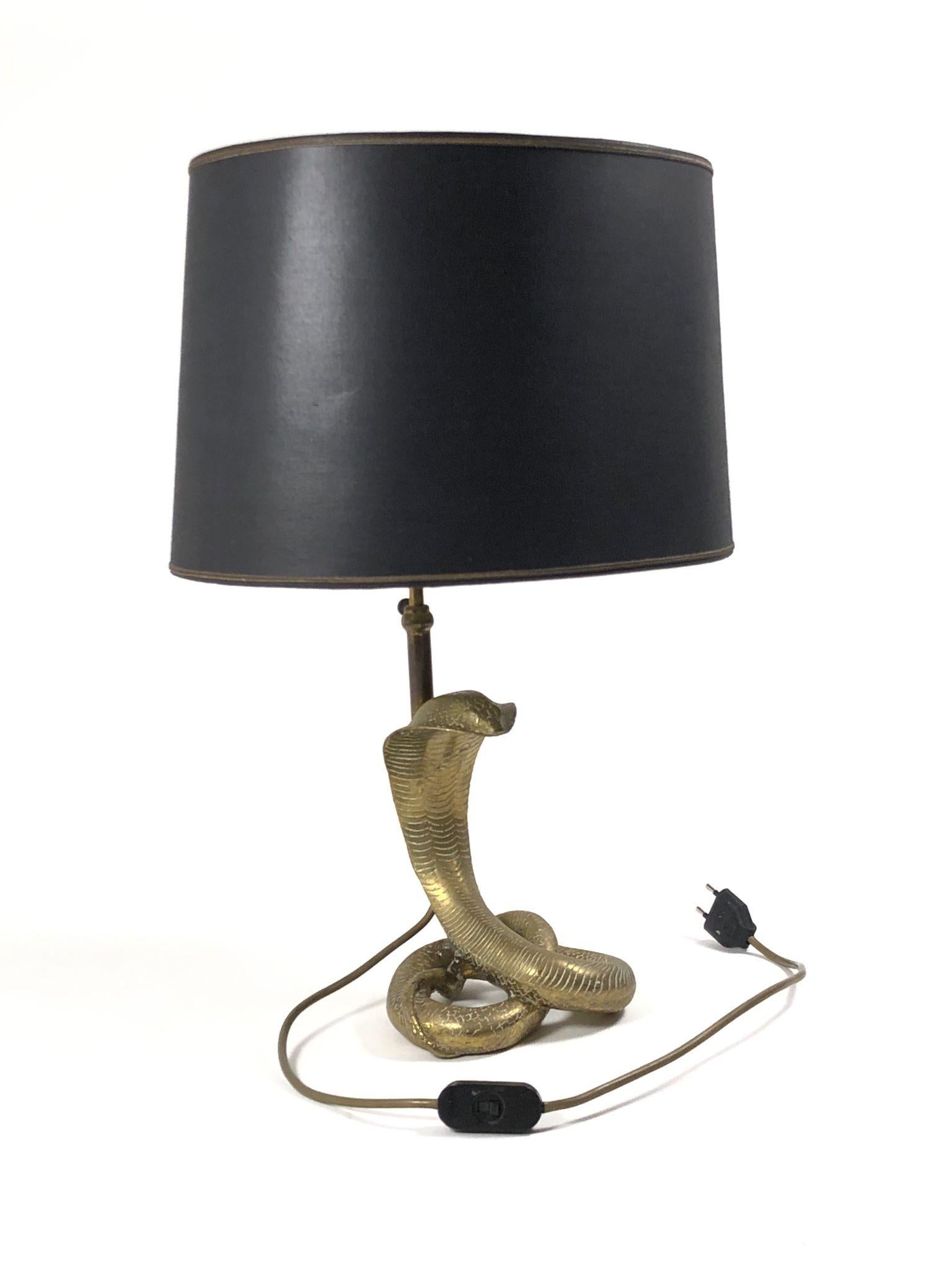 Rare vintage robust Cobra themed table lamp.

New wide black lamp shade with gold interior. 

Fully functioning lamp.

Minor sign of wear. No structural damage or chips. 

Measures: 21 cms cobra height 
15 cms cobra base.


