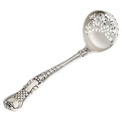 Rara cuchara tamiz con patrón de Coburgo fabricada en Londres por George Adams, 1853