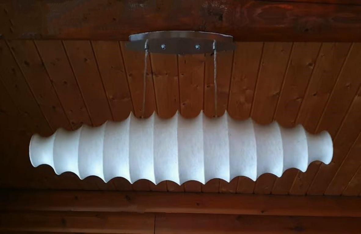Rara lámpara colgante o empotrable Cocoon de dos luces, extra ancha y moderna de mediados de siglo, de Friedel Wauer para Goldkant, al estilo de Achille Castiglioni, diseñada y fabricada en Alemania durante la década de 1960. Con dos casquillos para