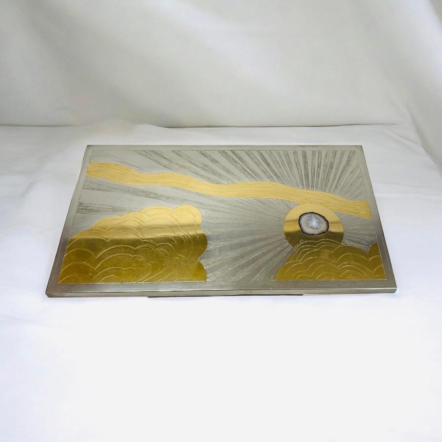 Raro tavolino da caffè di Georges Mathias, 
Perché l'arredamento è atipico, con un sole (agata) in un cielo molto nuvoloso, e in doppia patina, ottone e argento. 
Firmato Georges Mathias, circa 1980.
Condizioni buone e originali.