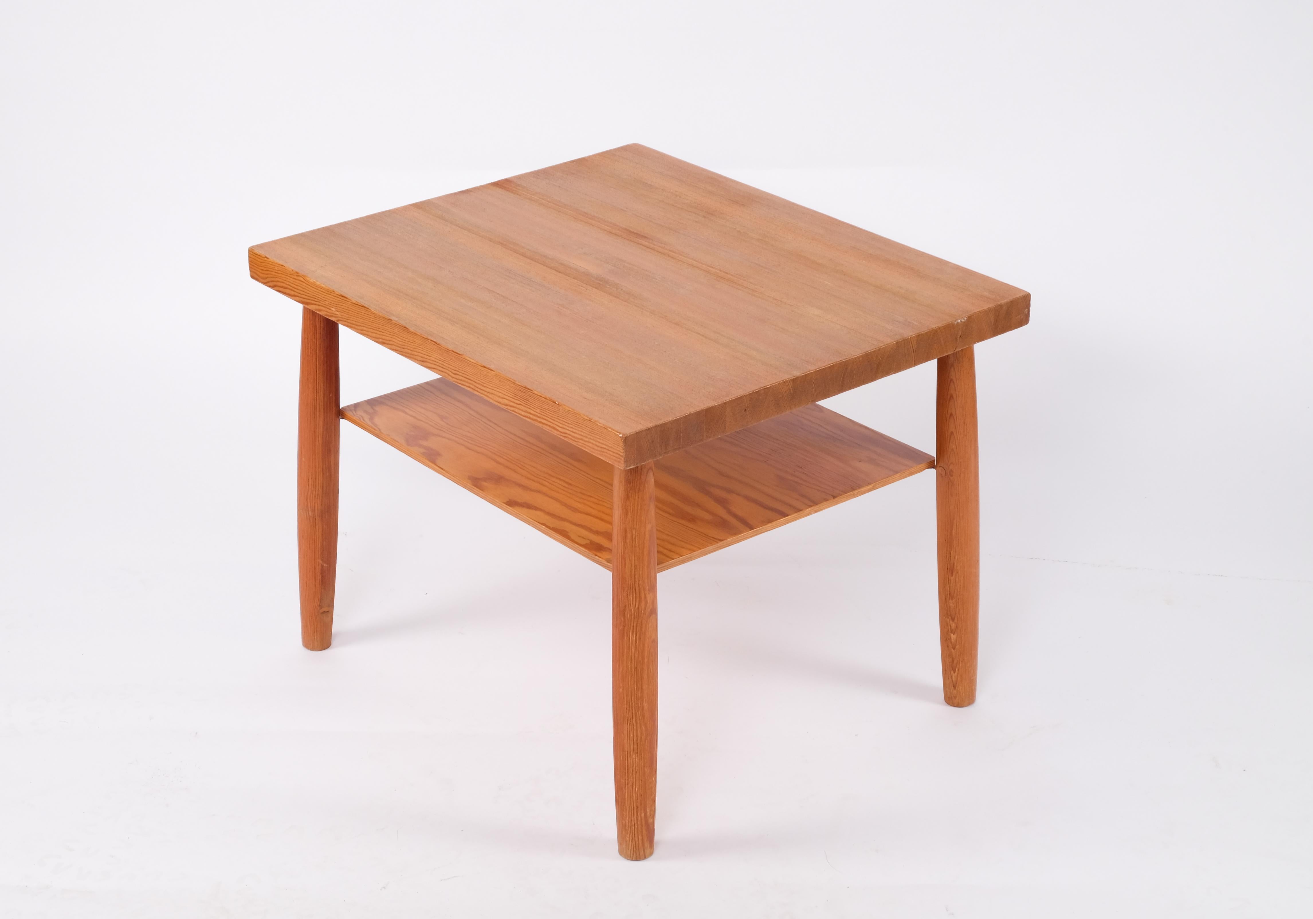 Side table / coffee table in stained pinewood produced by Nordiska Kompaniet, 1940s.
Possibly designed by Axel-Einar Hjorth.