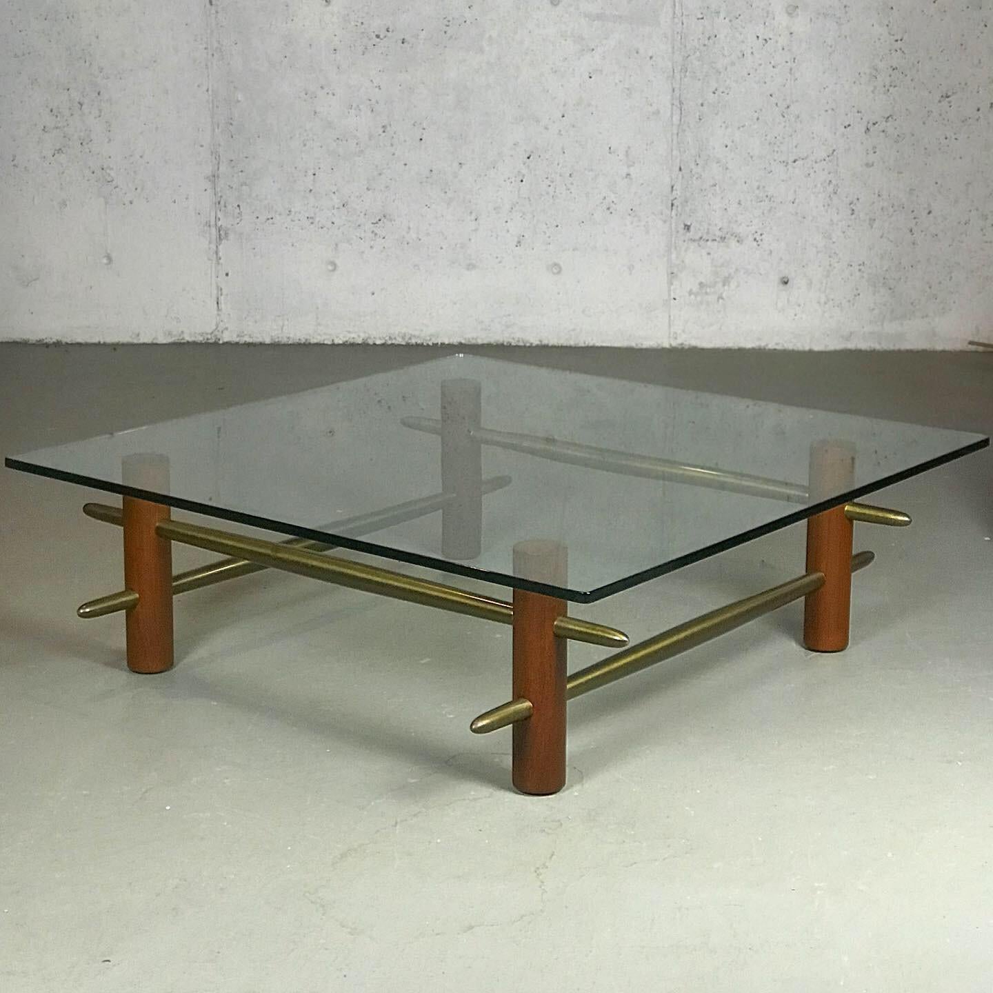 Excellent and rare early 1950s coffee table made of walnut, glass and solid brass stretchers, by T.H. Robsjohn-Gibbings for Widdicomb Furniture Co, circa 1952.
The size and craftsmanship are hard to capture in the pictures. When taking it apart to