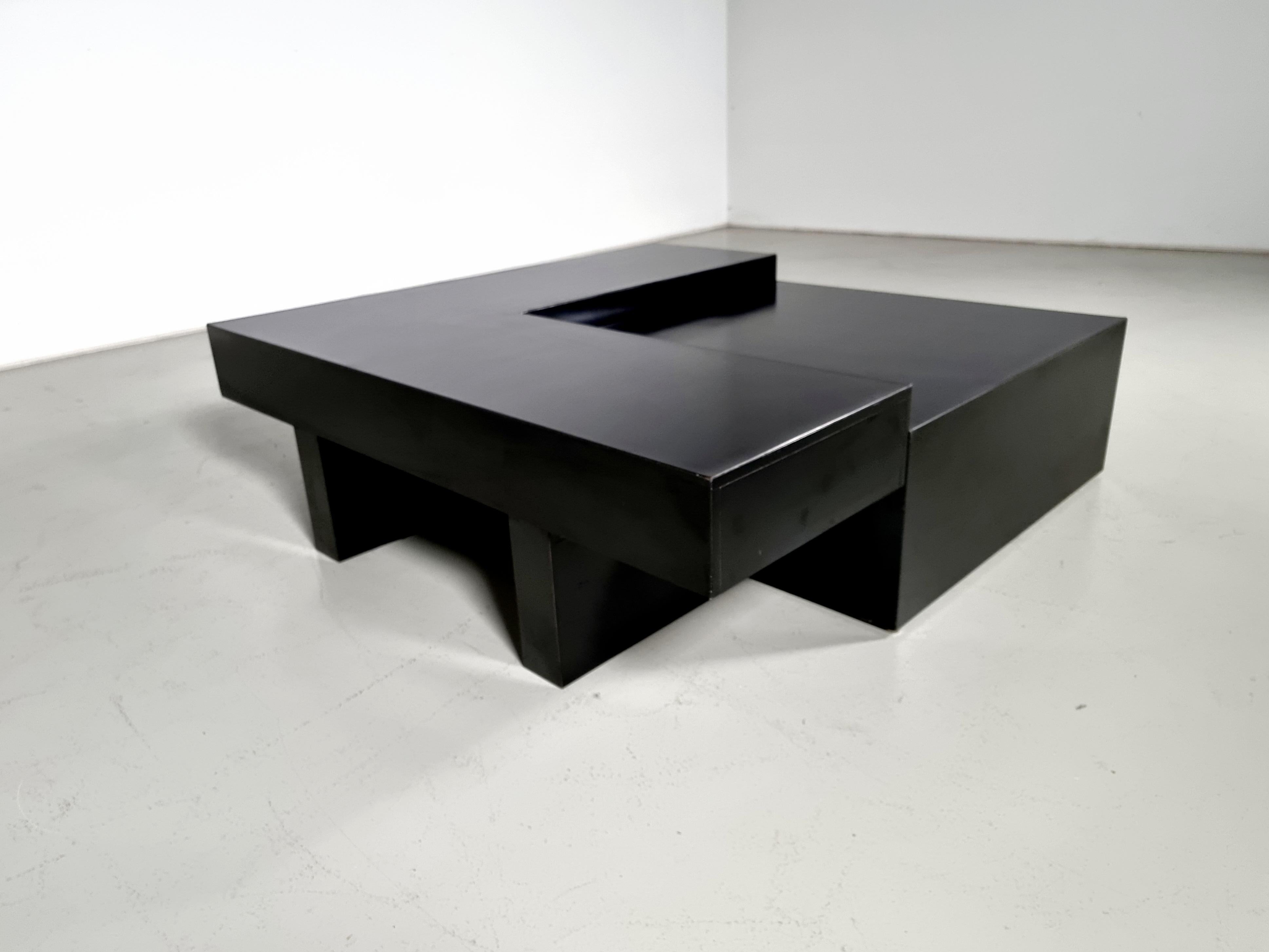 Rarissimo prototipo di tavolo basso in legno laminato Willy Rizzo composto da un elemento centrale e uno perimetrale, regolabile in altezza. Prototipo della residenza Willy Rizzo. Collezione di Elsa Martinelli e Willy Rizzo. Italia, 1966