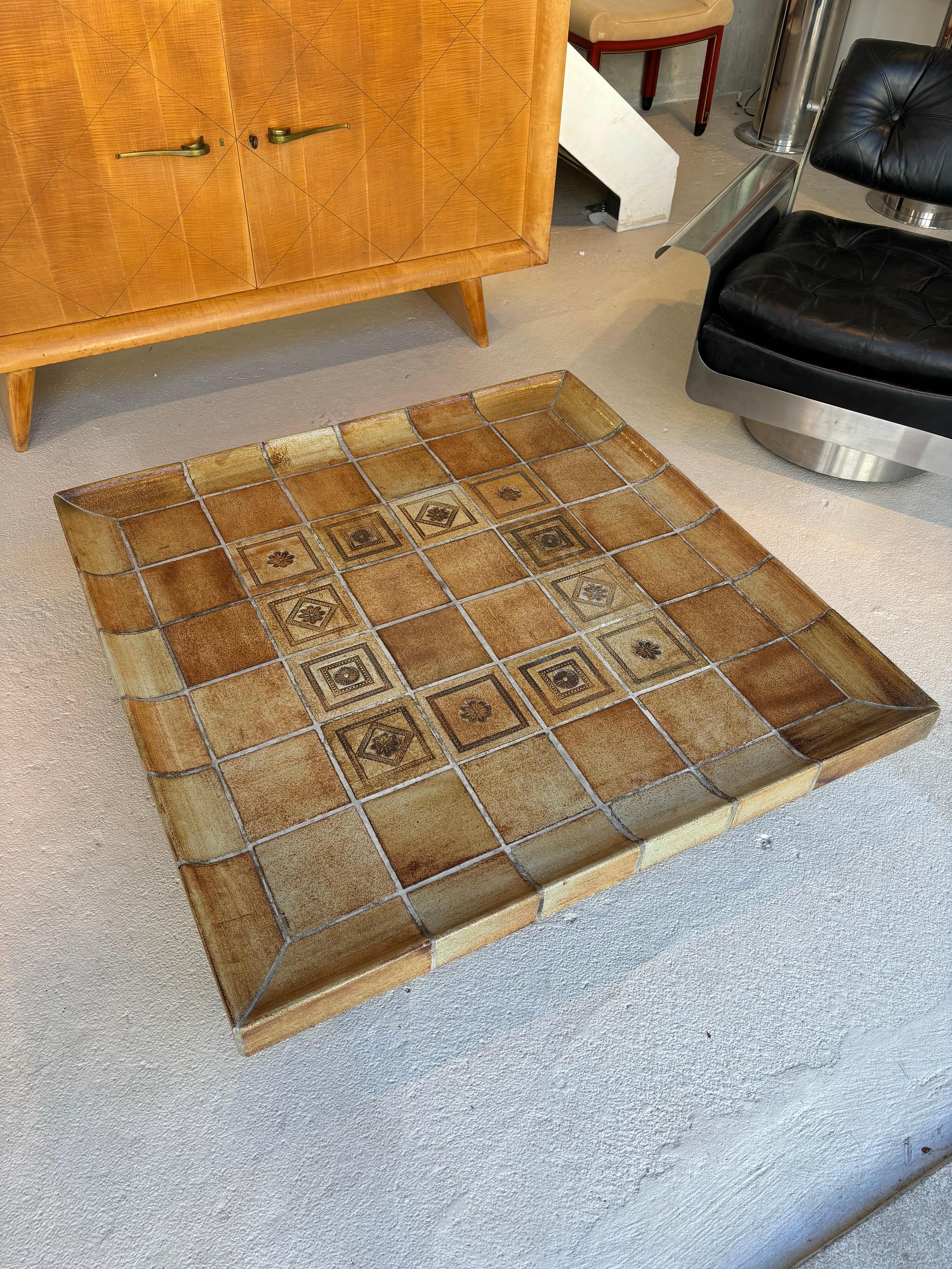 Table basse dite cuvette par Roger Capron vers 1960, Vallauris. 
Ce modèle est une déclinaison du modèle rectangulaire cuvette, celle-ci étant moins rare. 