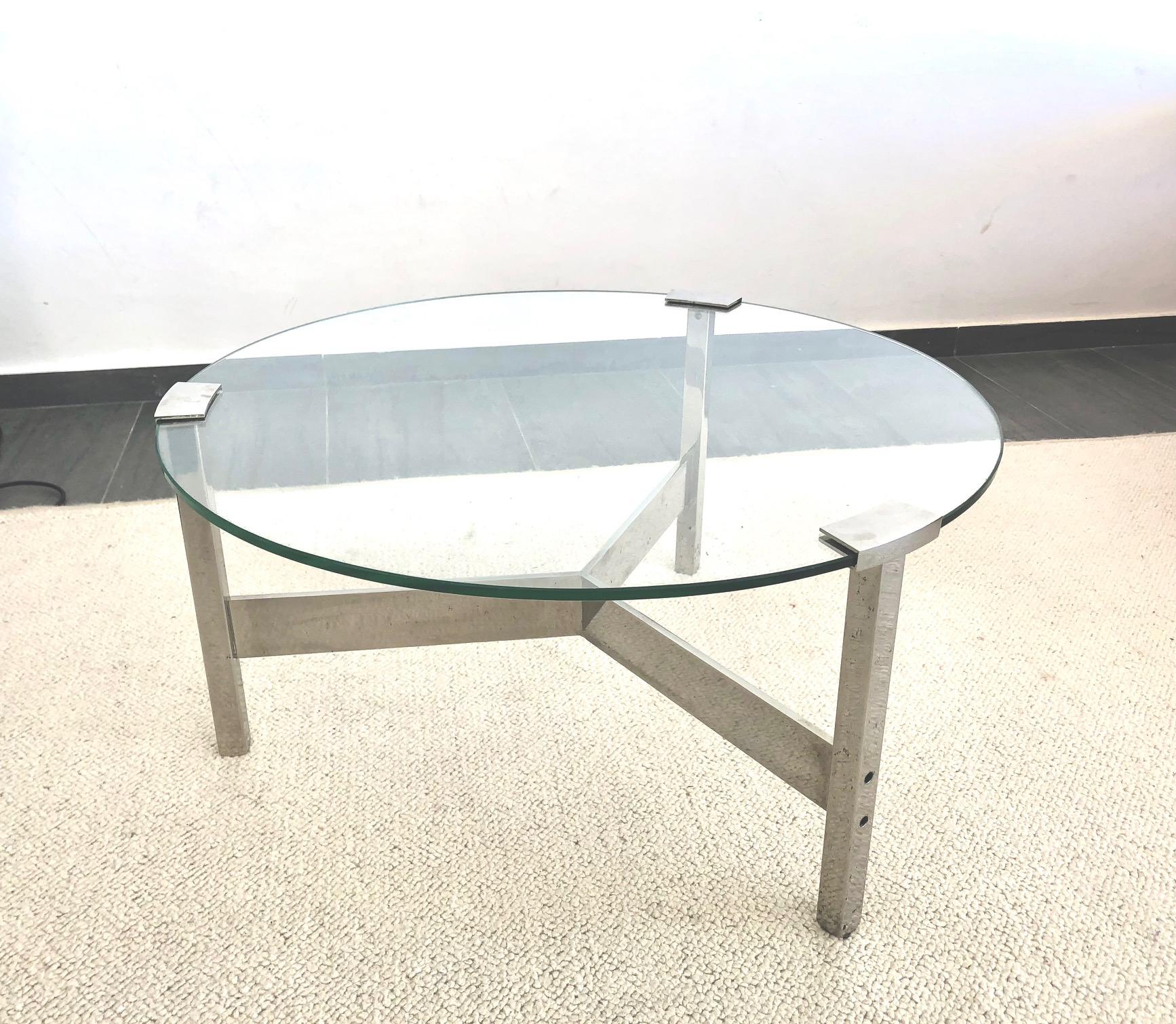 Elegante table basse du décorateur français Robert Mathieu des années 1950.
Plateau en verre, base tripode nickelée.
Quelques traces d'usure dues au temps, compatibles avec un objet de cet âge.
 
Robert Mathieu (1921 - 2002), est un designer