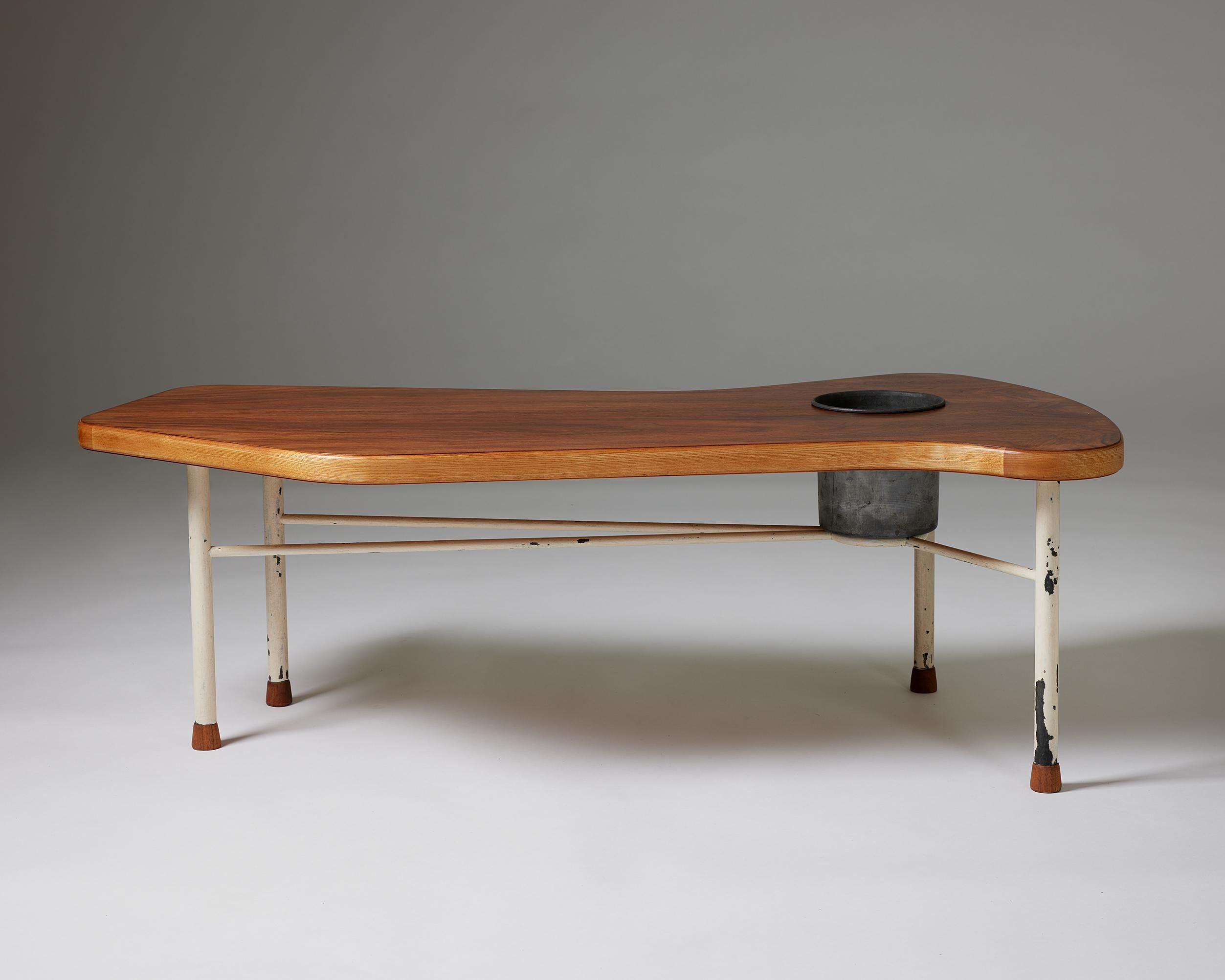 Rare Coffee Table Designed by Finn Juhl for Niels Vodder, Denmark, 1941 In Good Condition For Sale In Stockholm, SE