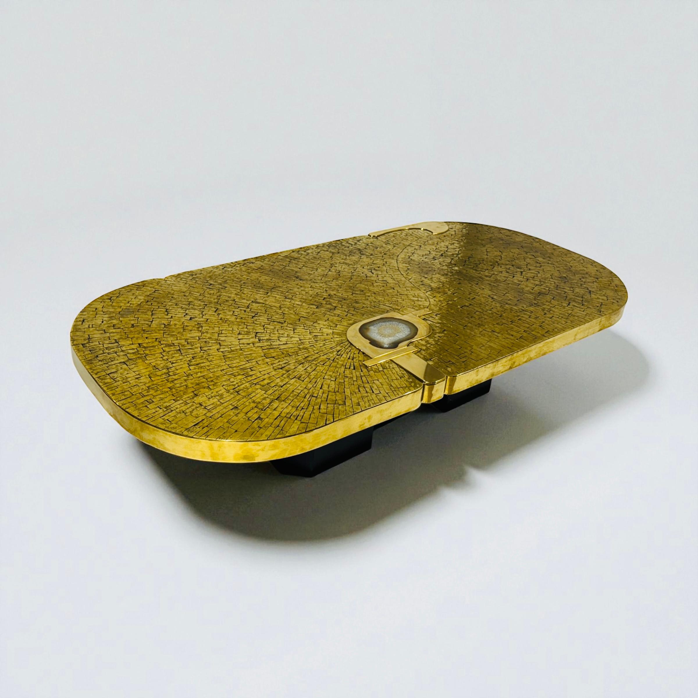 Mosaïque Rare table basse en mosaïque de laiton par Jean Claude Dresse. en vente