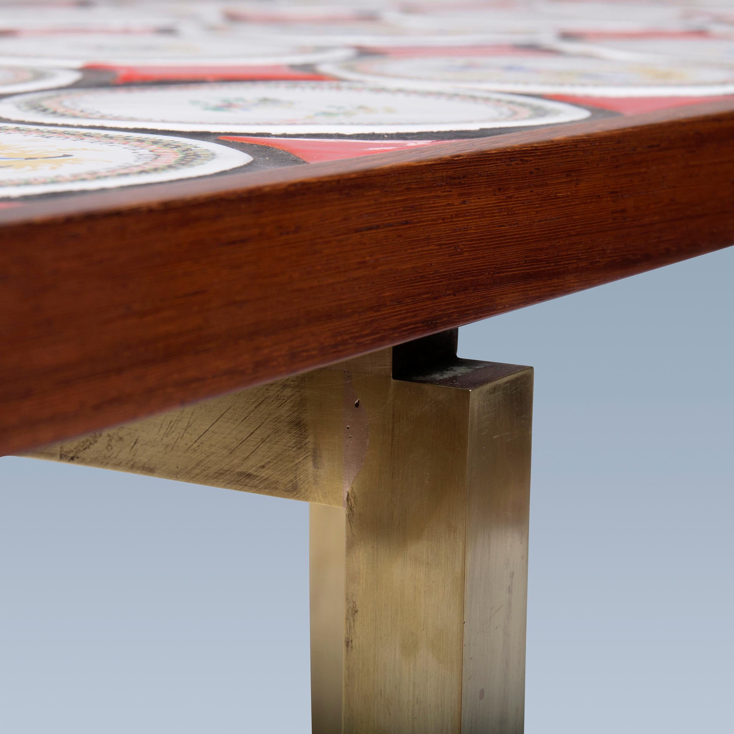 Bronzo Tavolino danese moderno con piastrelle in rosso blu, sfumature bianche e gambe in bronzo in vendita