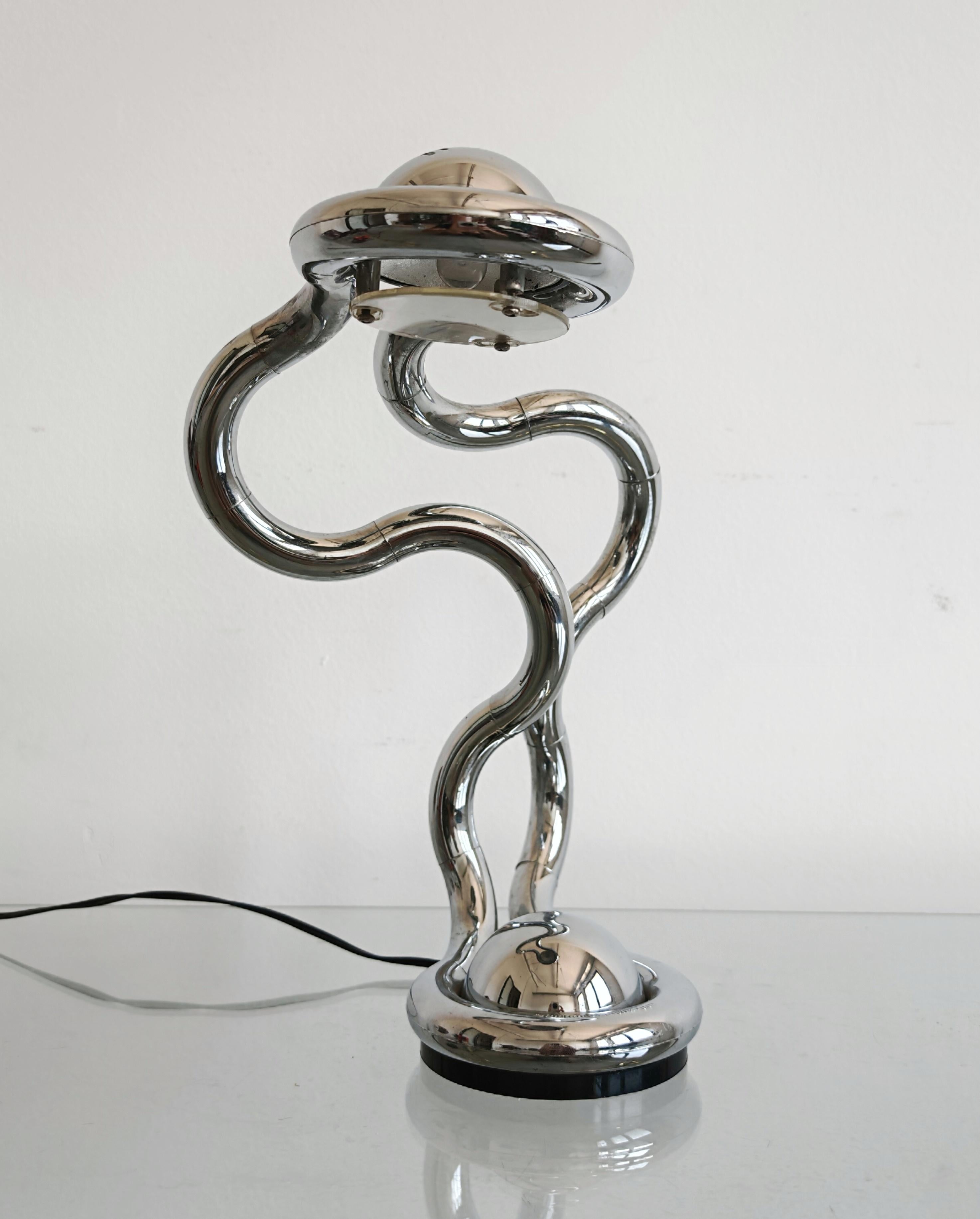 In questa inserzione troverai una rarissima lampada Richard X Zawitz Tangle in collaborazione con Polyconcept Holland 1991. La lampada è stata prodotta in diversi materiali, come il cromo, la gomma e, in questo caso, l'acrilico. 

Il giocattolo