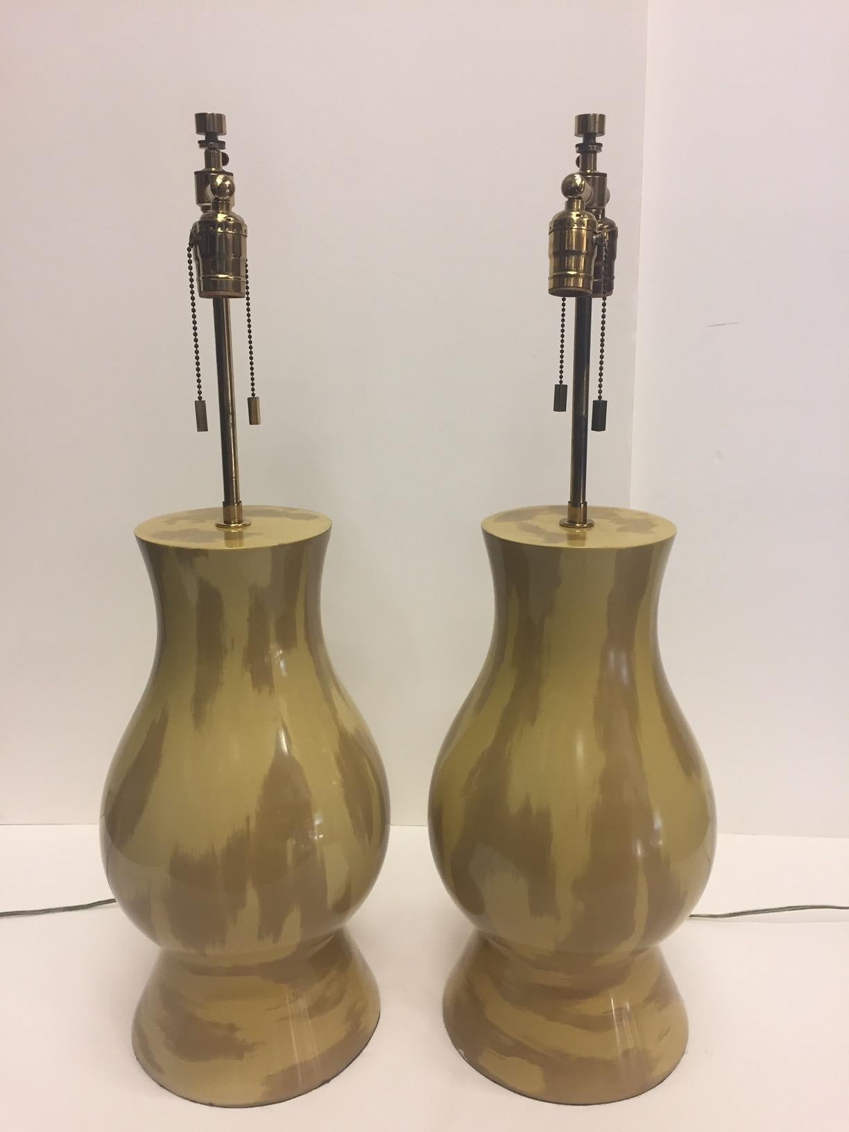 Mid-Century Modern Rare paire de lampes de collection en céramique Karl Springer moutarde et kaki en vente
