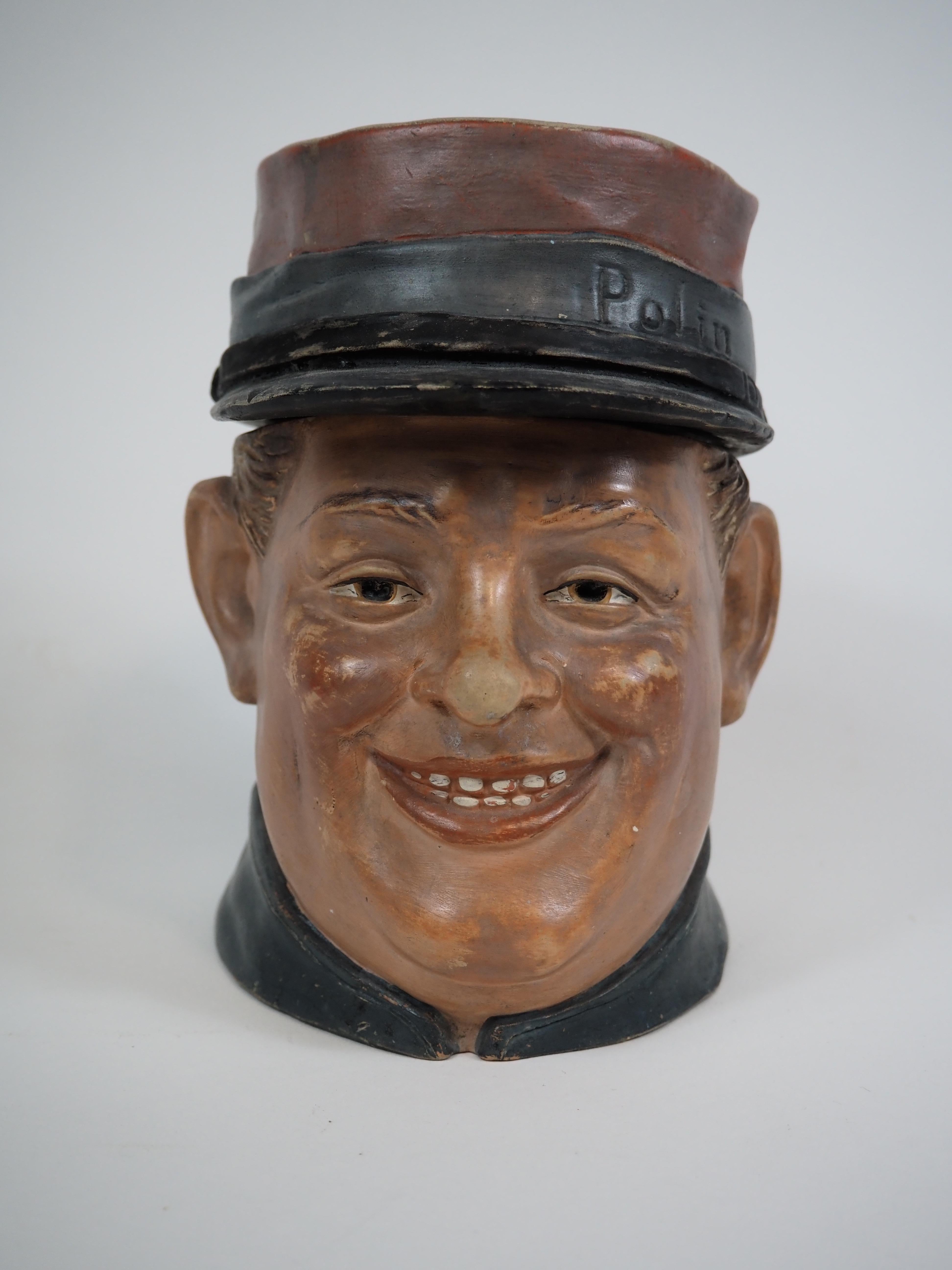 Rara colección de 5 tarros/humidificadores antiguos de cerámica para tabaco. 

1. Tabaquera de cerámica pintada a mano, con marca ilegible en la parte inferior y numeración 8100, hombre con gorro con la inscripción 