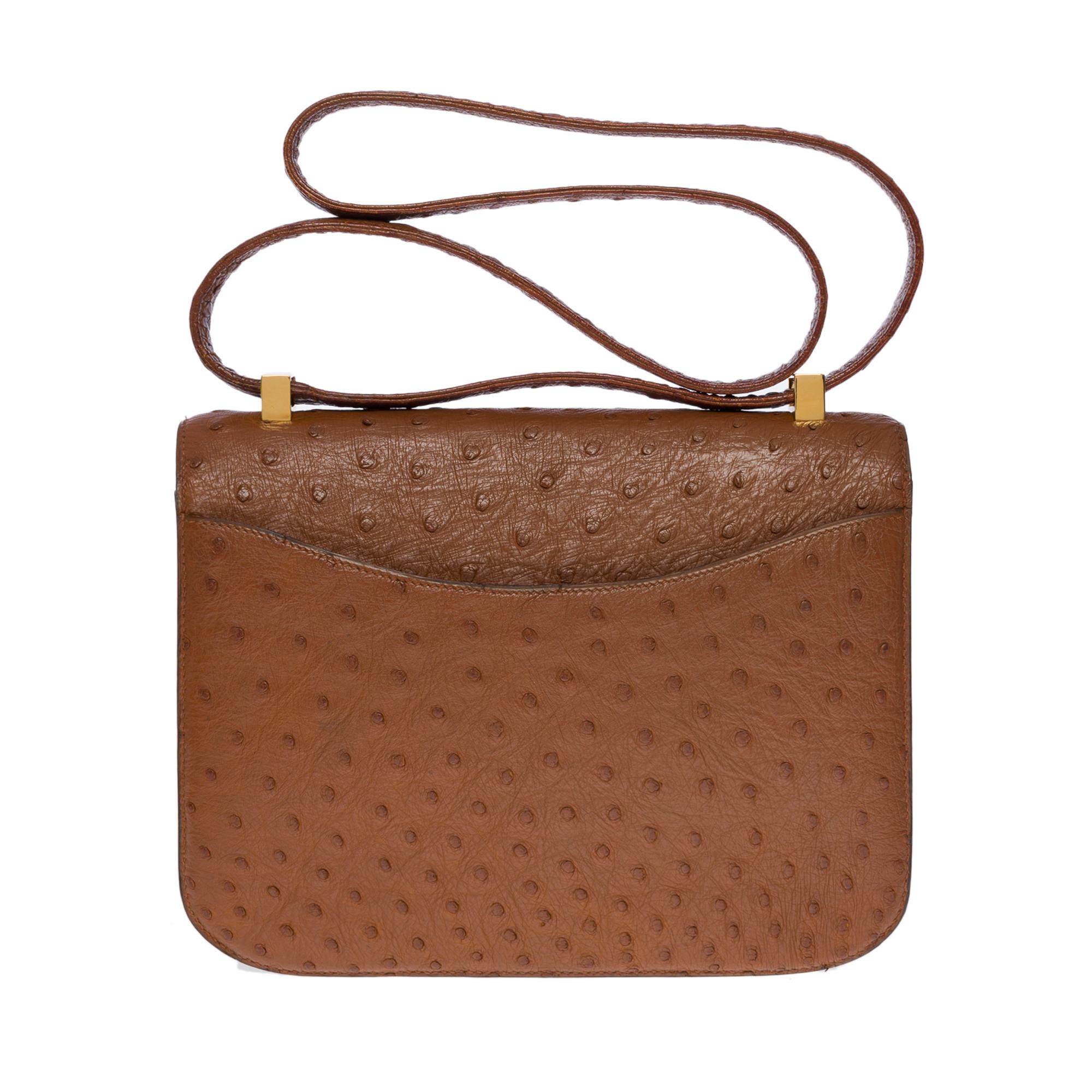 Collector Hermes Constance 23 shoulder bag in hazelnut Ostrich , gold plated metal hardware, handle convertible in ostrich hazelnut allowing a hand or shoulder support

Zipper on flap
A patch pocket on the back of the bag
Inner lining in hazelnut