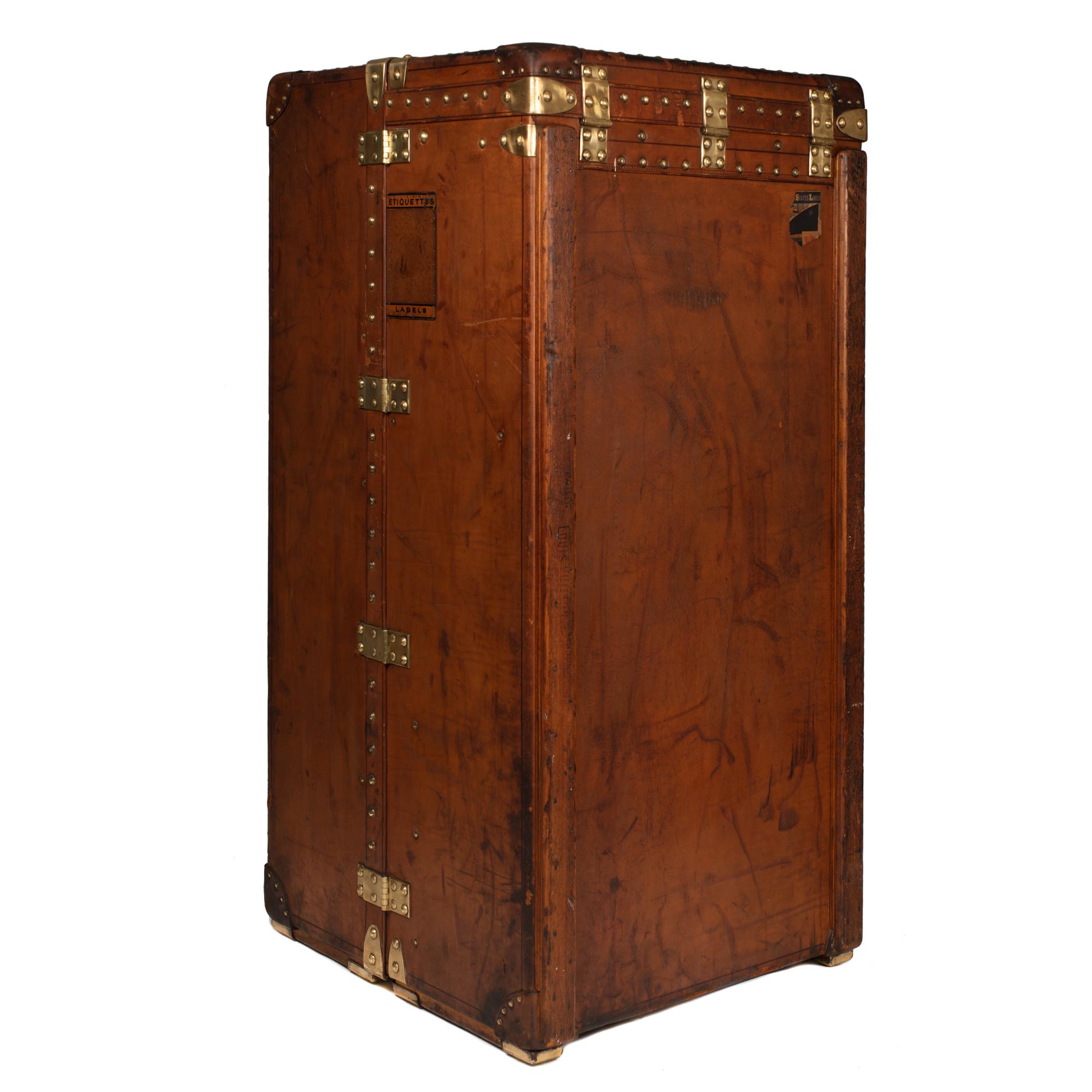 RARE Collector Louis Vuitton Wardrobe Trunk in brown cow leather 1920/1930's In Good Condition In Paris, IDF