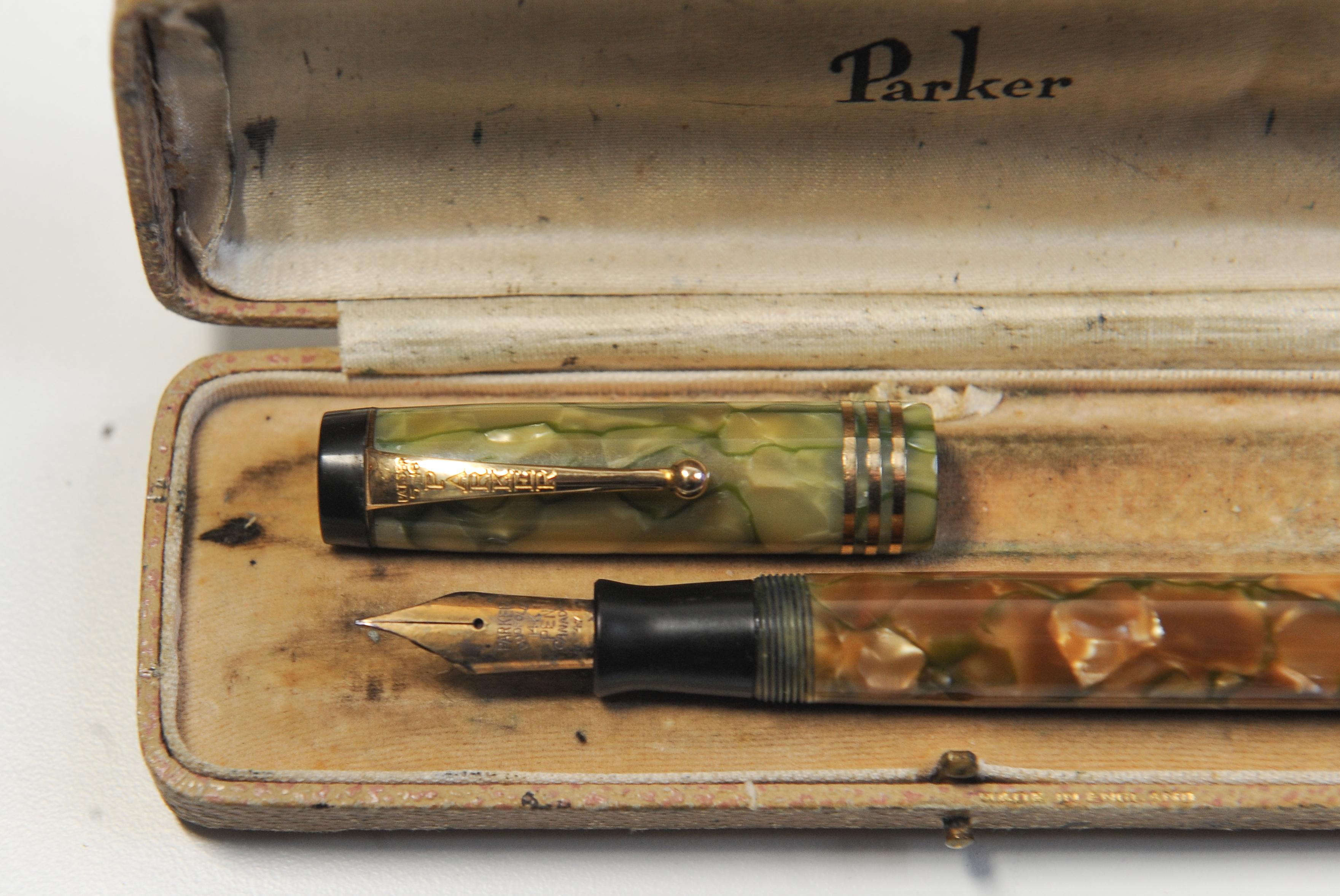 20th Century Rare Collectors Set Art Deco Parker Duofold Marbleised Fountain Pen & Pencil Set For Sale