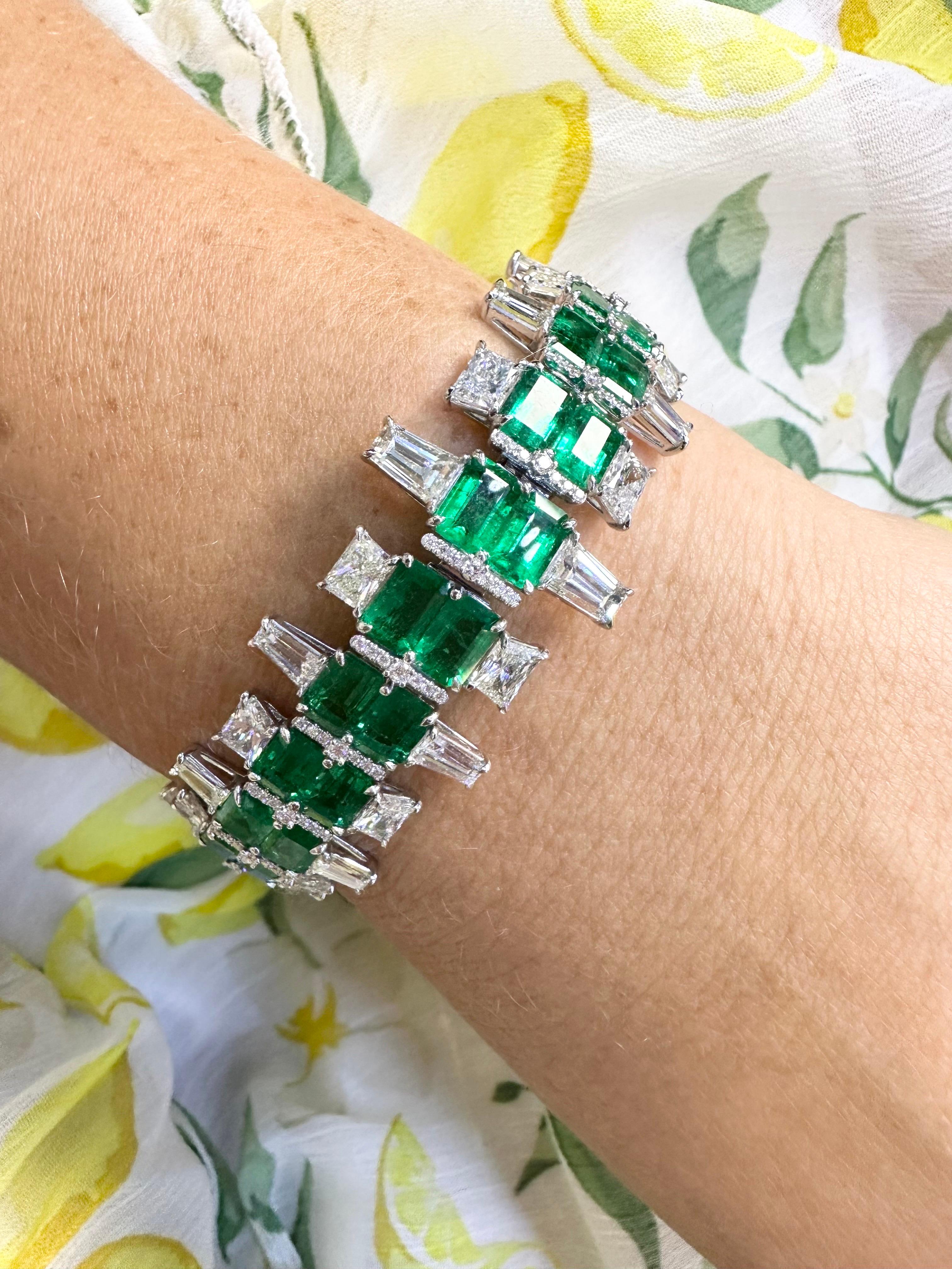 Women's or Men's Rare Colombian Emerald Art Deco bracelet 18KT gold For Sale
