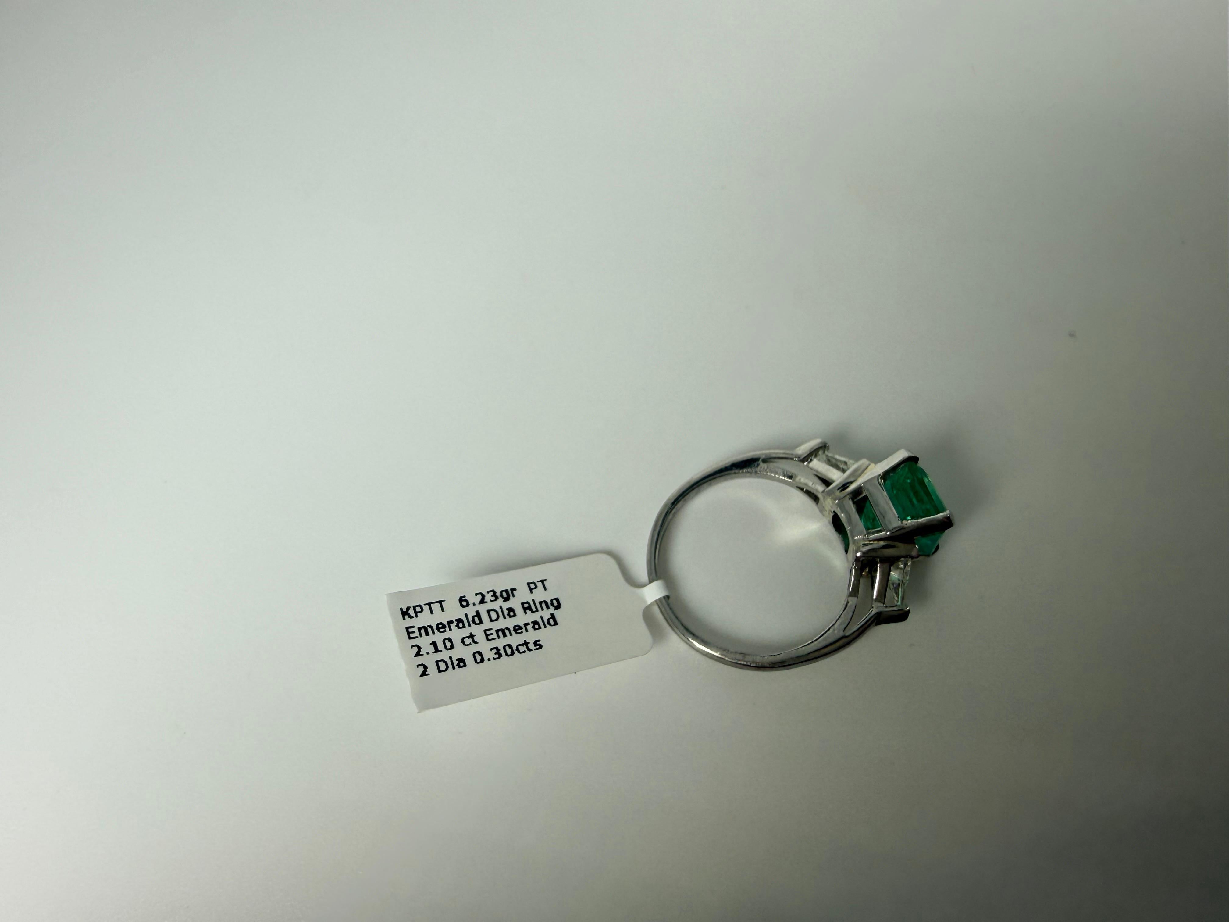 Seltene Farbe 2,10 Karat Smaragd Diamantring Platin im Angebot 5