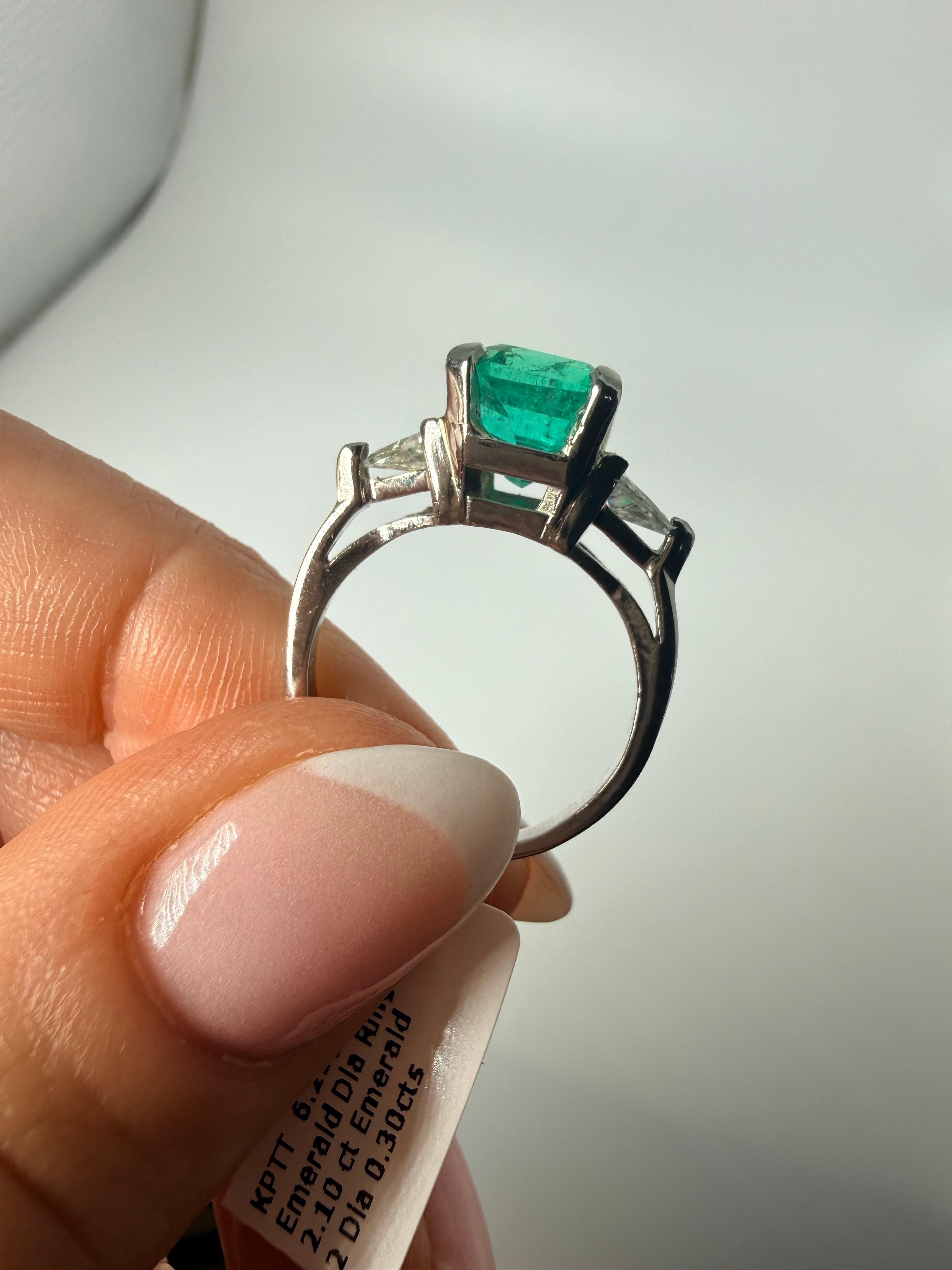 Atemberaubende bläulich-gr�üne Farbe auf diesem Smaragd, Ring ist in Platin mit 2,10 Karat Smaragde und 0,30 Karat Diamanten VS-SI Klarheit, G Farbe gemacht.  

WAS SIE BEI STAMPAR JEWELERS BEKOMMEN:
Stampar Jewelers, im Herzen von Jupiter, Florida,