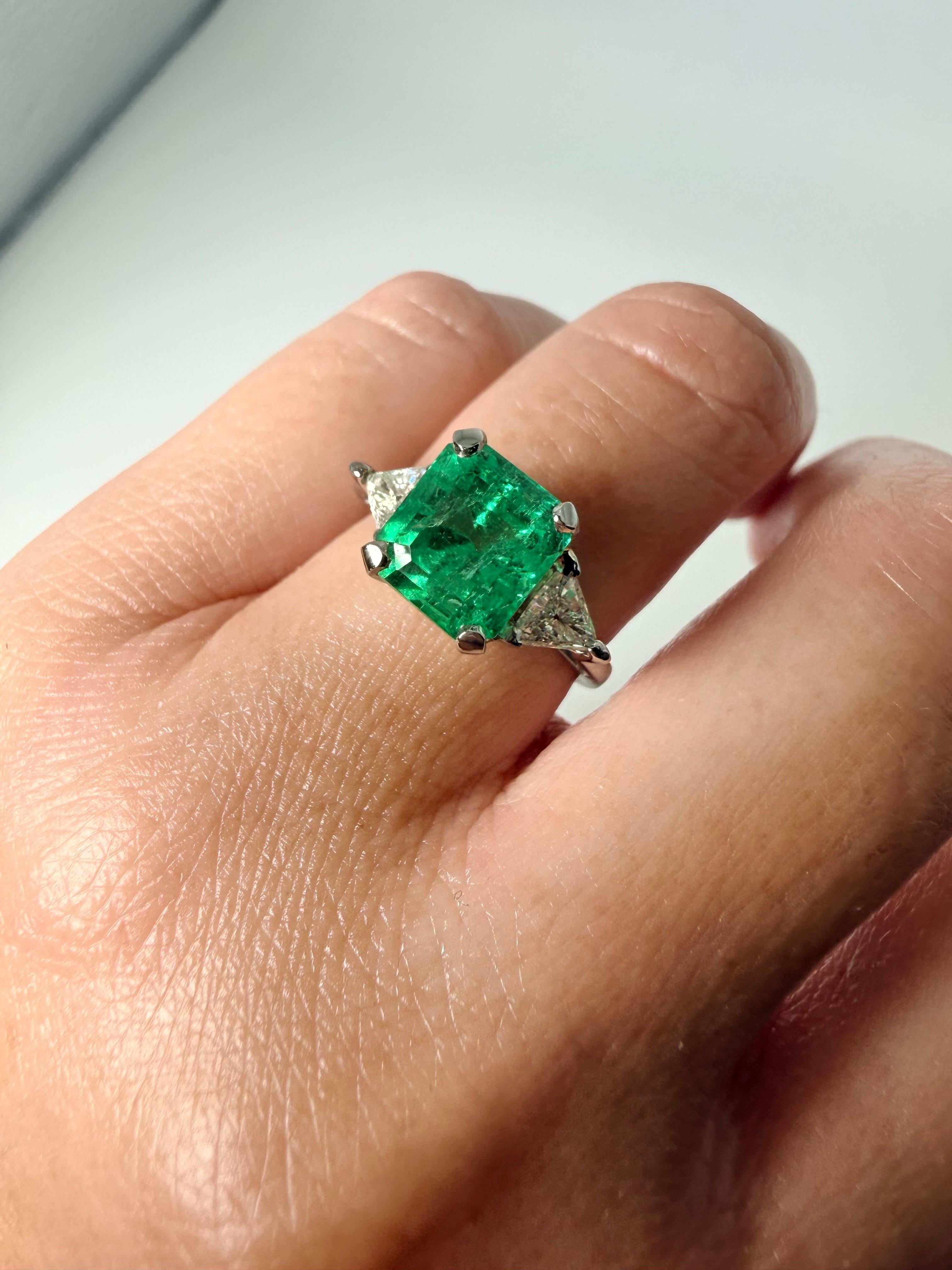 Seltene Farbe 2,10 Karat Smaragd Diamantring Platin (Carréeschliff) im Angebot