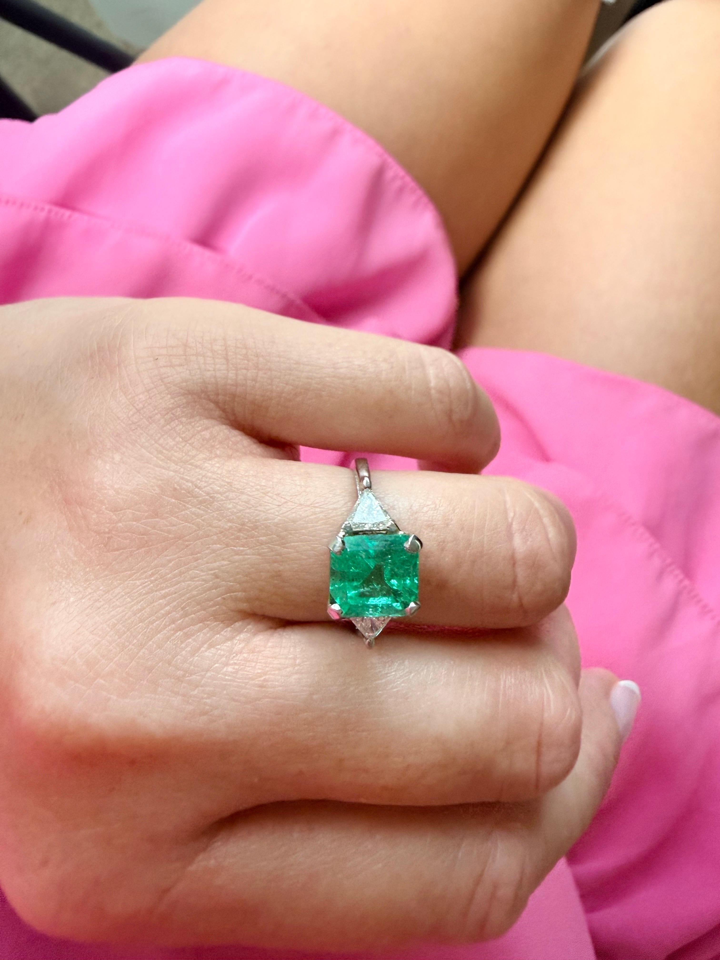 Seltene Farbe 2,10 Karat Smaragd Diamantring Platin im Zustand „Neu“ im Angebot in Jupiter, FL