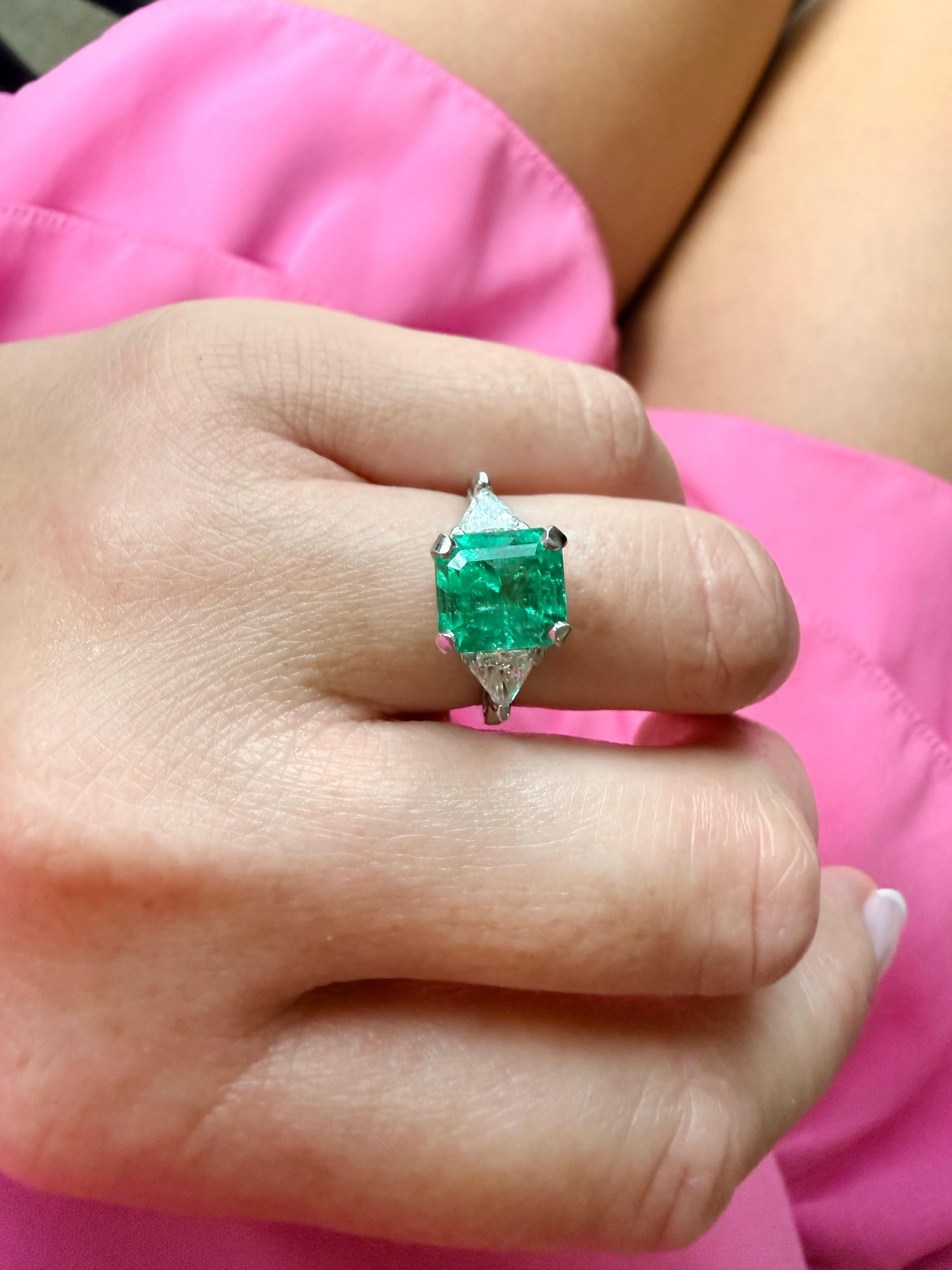 Seltene Farbe 2,10 Karat Smaragd Diamantring Platin für Damen oder Herren im Angebot