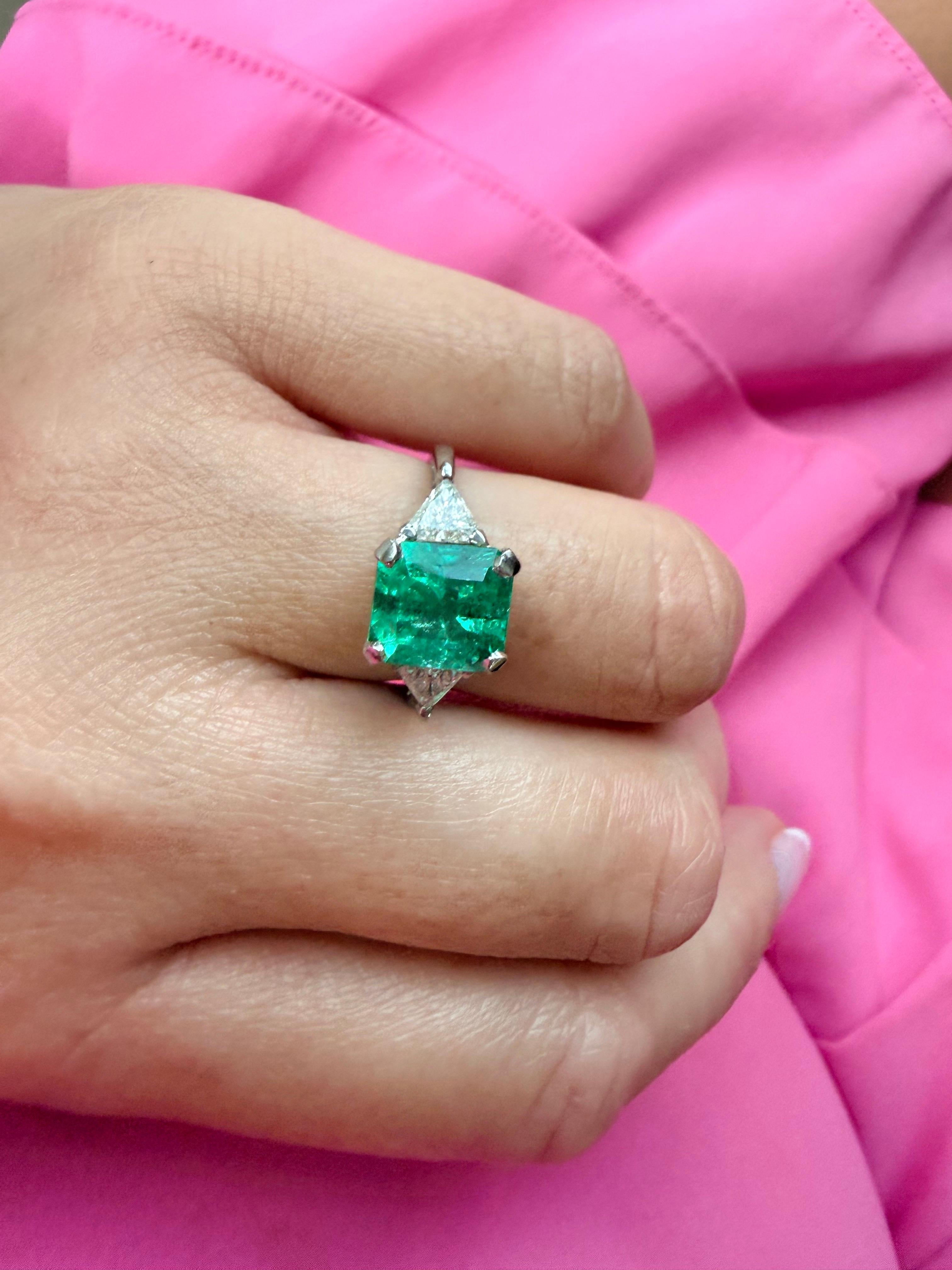 Seltene Farbe 2,10 Karat Smaragd Diamantring Platin im Angebot 1