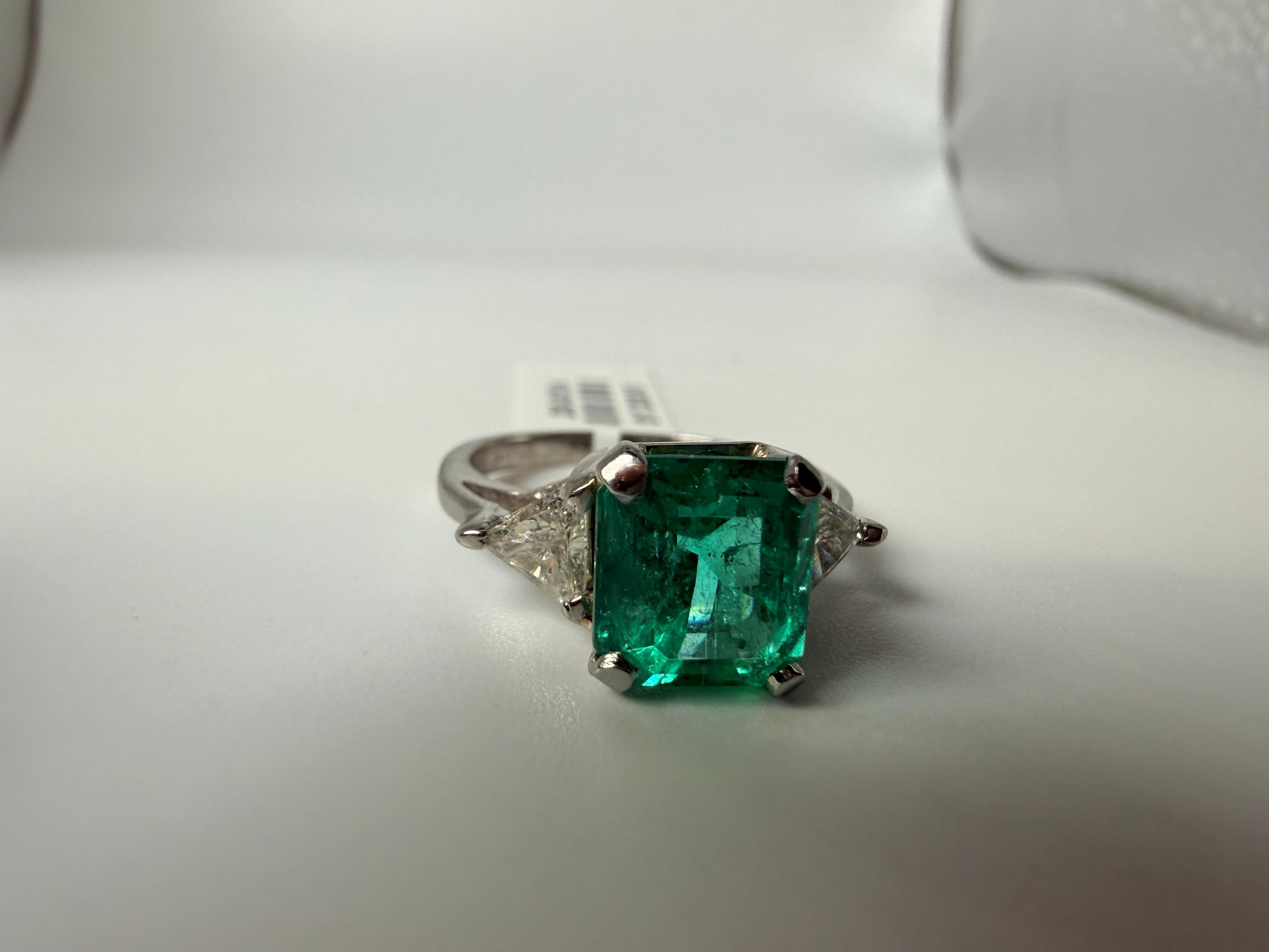 Seltene Farbe 2,10 Karat Smaragd Diamantring Platin im Angebot 2