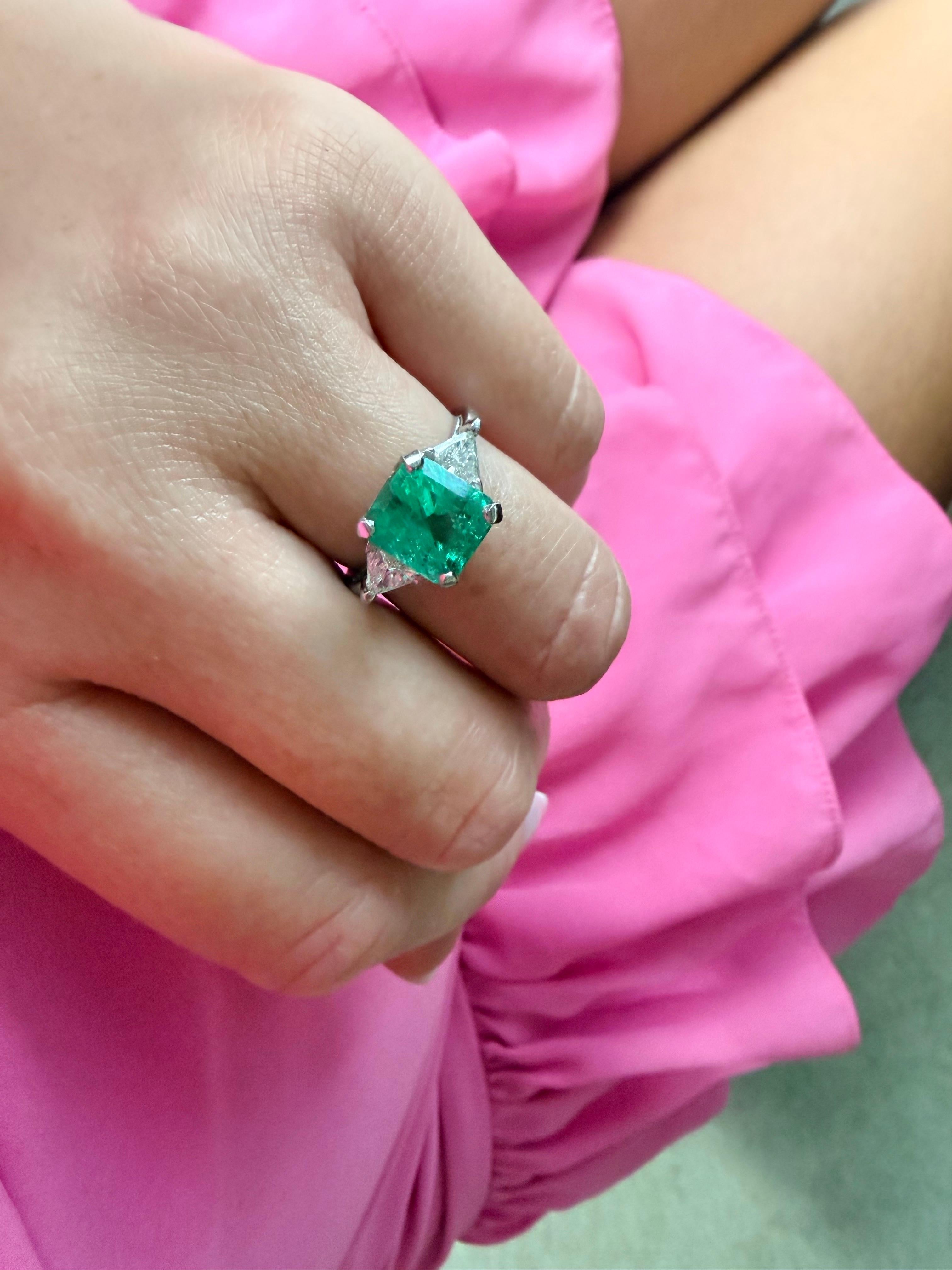 Seltene Farbe 2,10 Karat Smaragd Diamantring Platin im Angebot 3