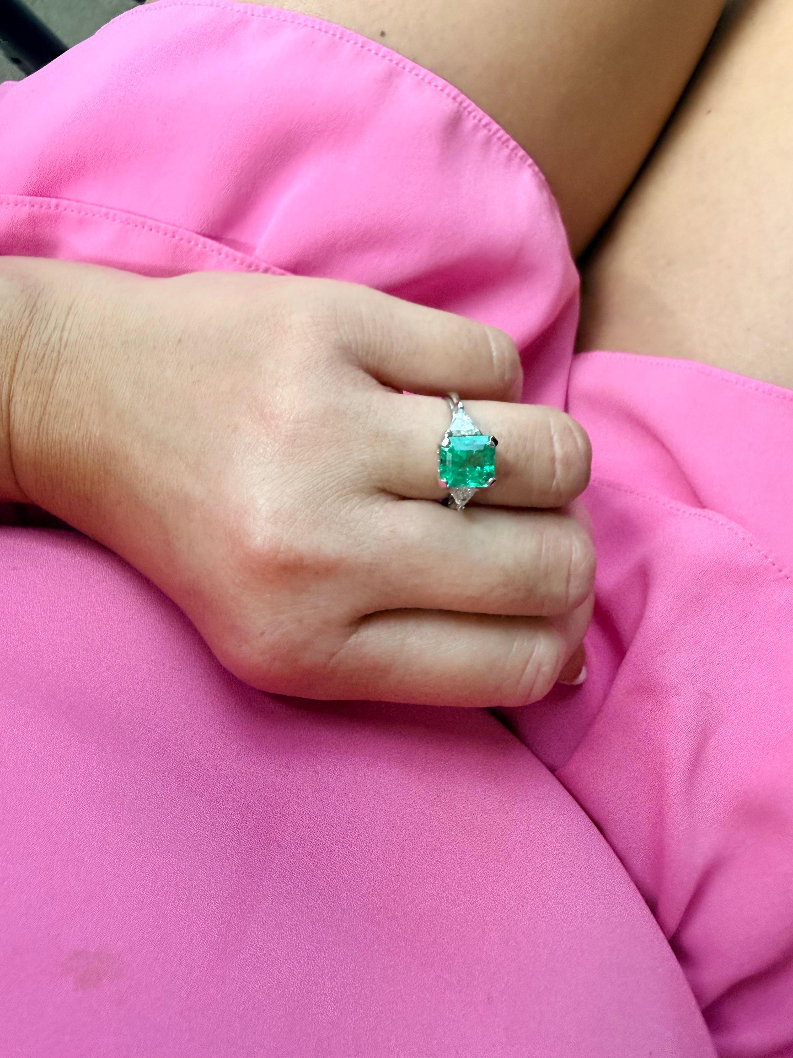 Seltene Farbe 2,10 Karat Smaragd Diamantring Platin im Angebot 4